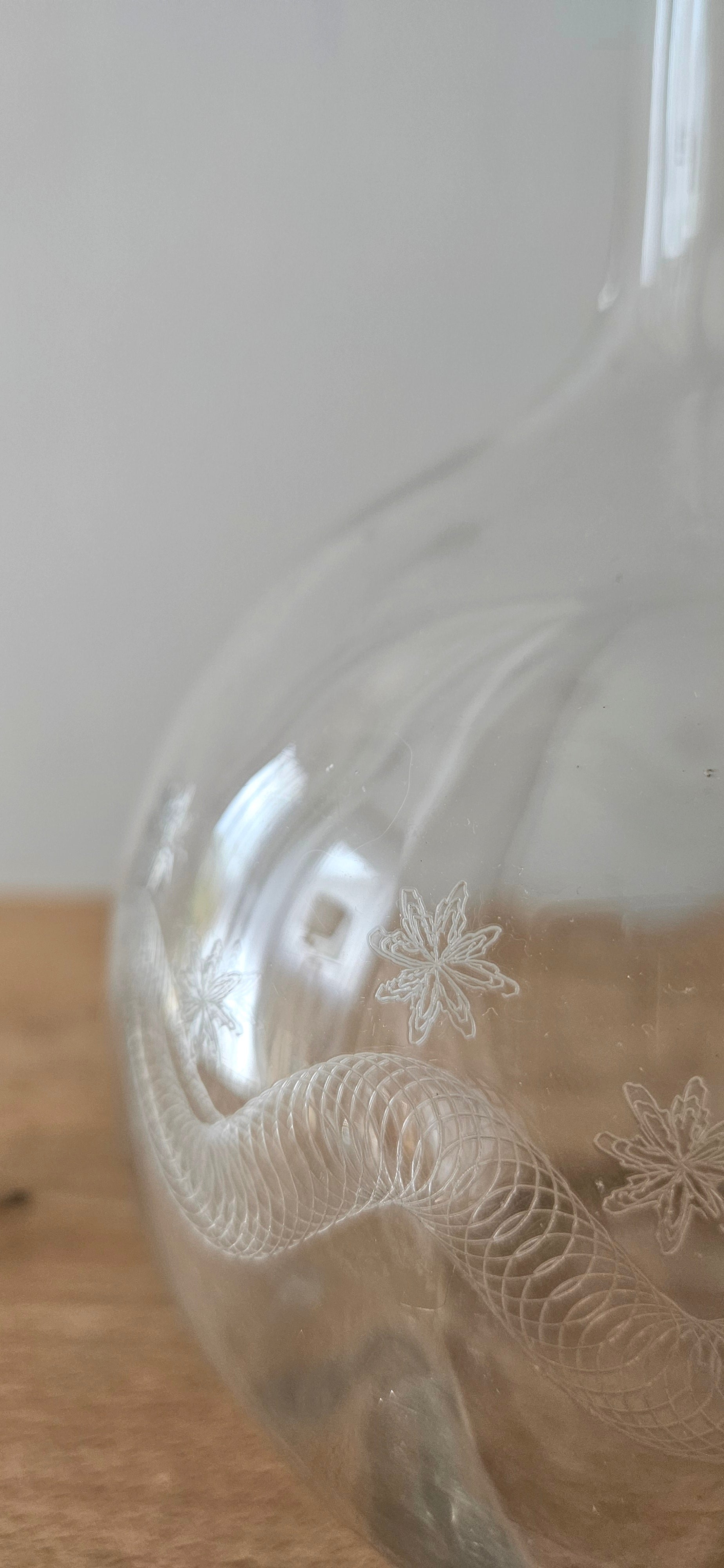 Carafe vintage en verre gravé avec bouchon - 31 cm
