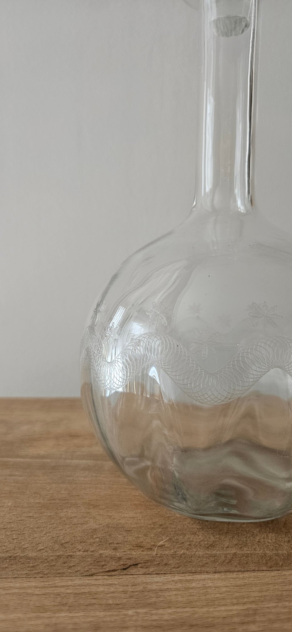 Carafe vintage en verre gravé avec bouchon - 31 cm