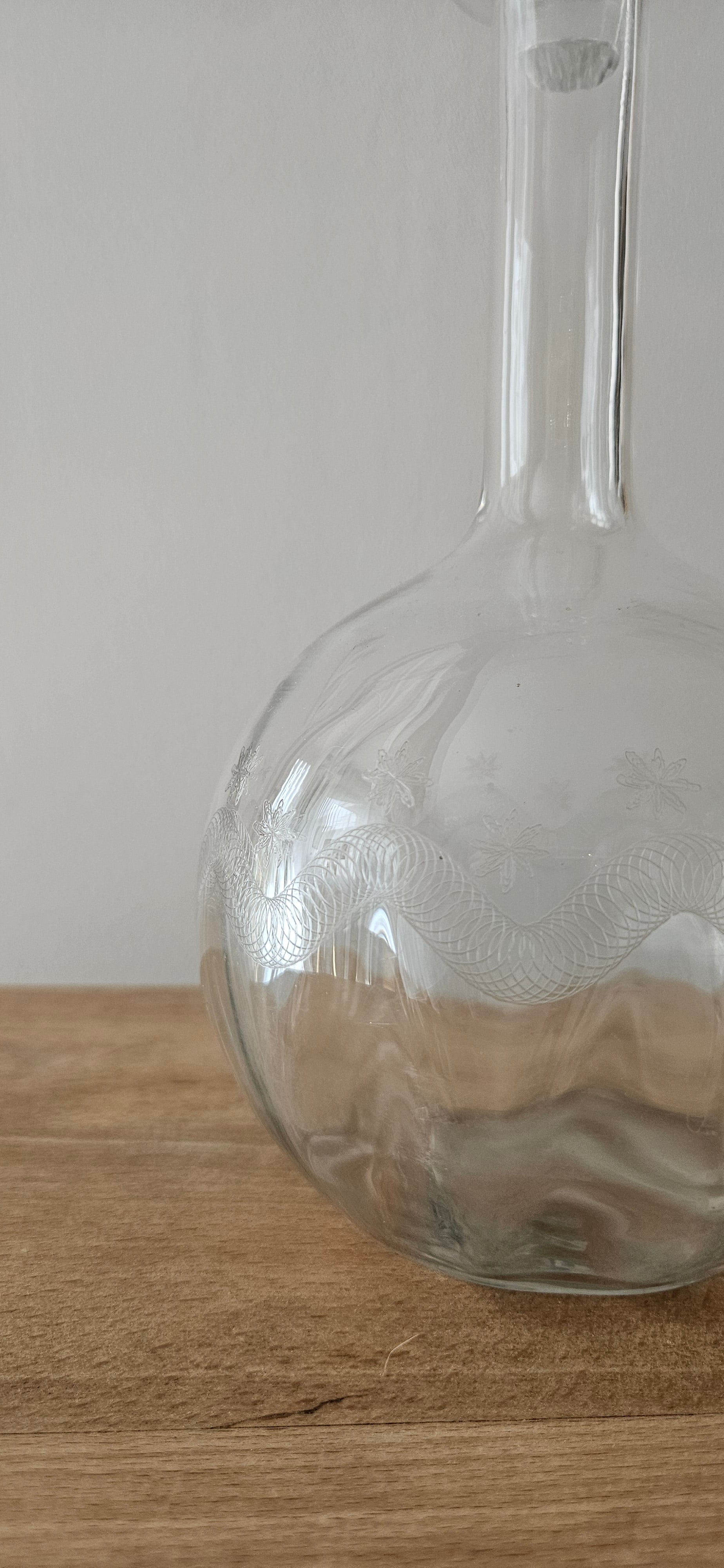 Carafe vintage en verre gravé avec bouchon - 31 cm