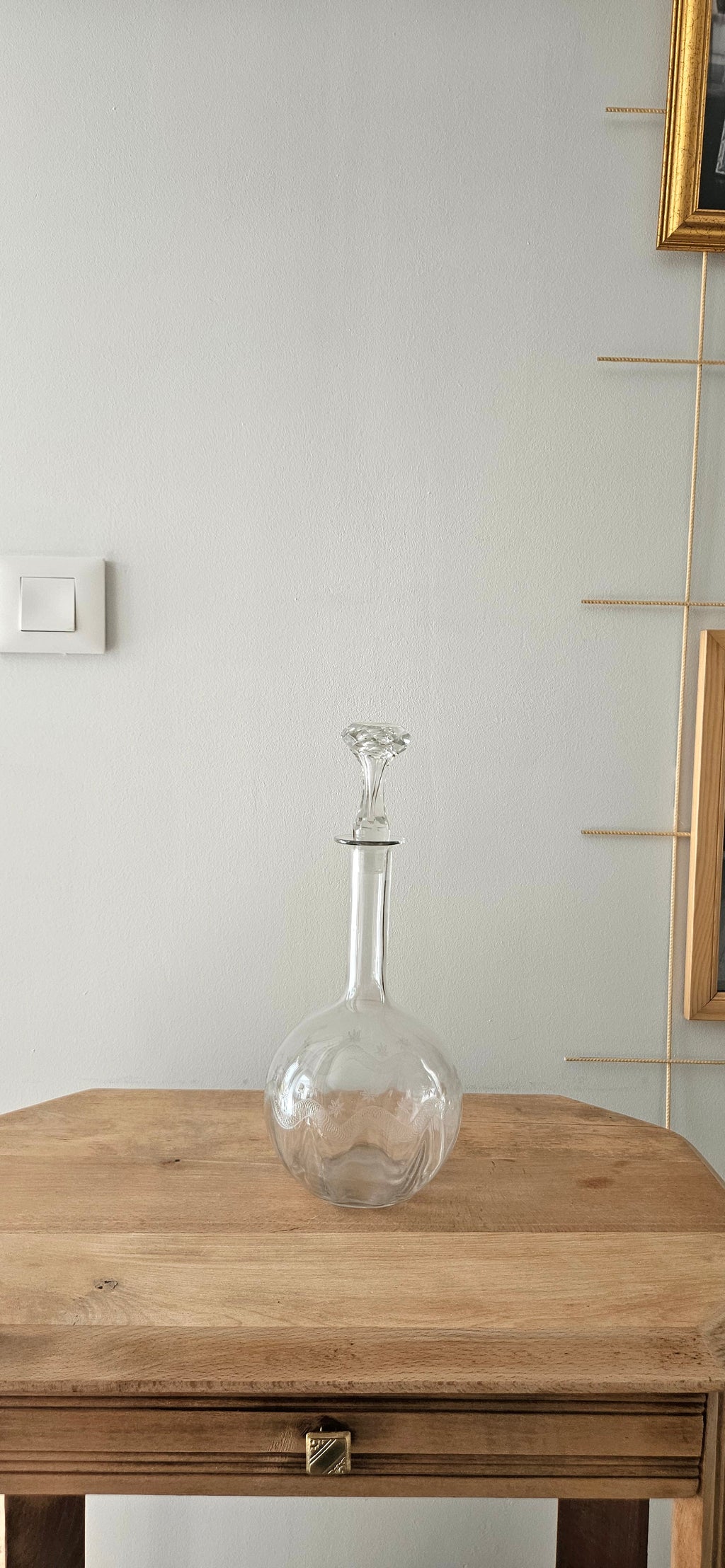Carafe vintage en verre gravé avec bouchon - 31 cm