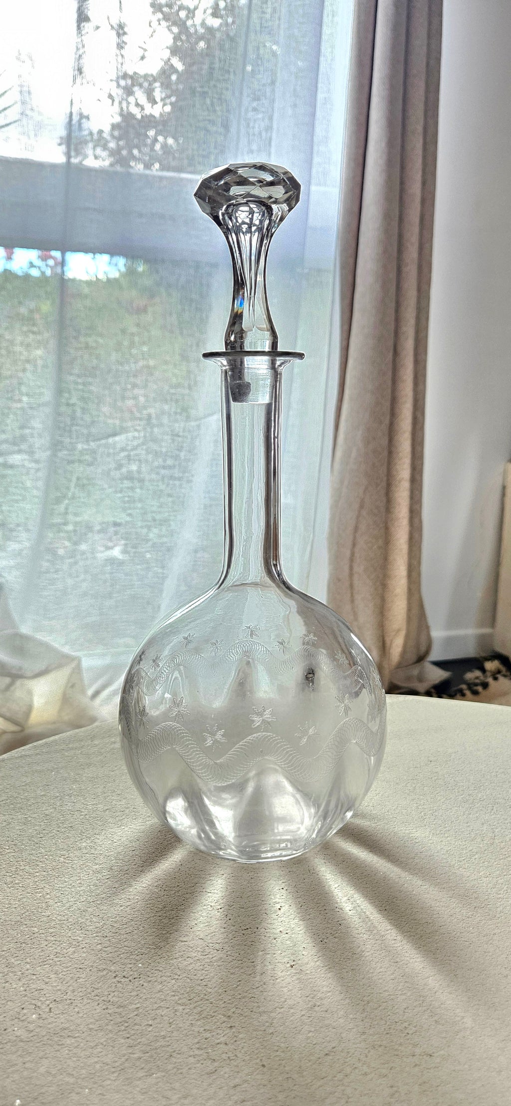 Carafe vintage en verre gravé avec bouchon - 31 cm
