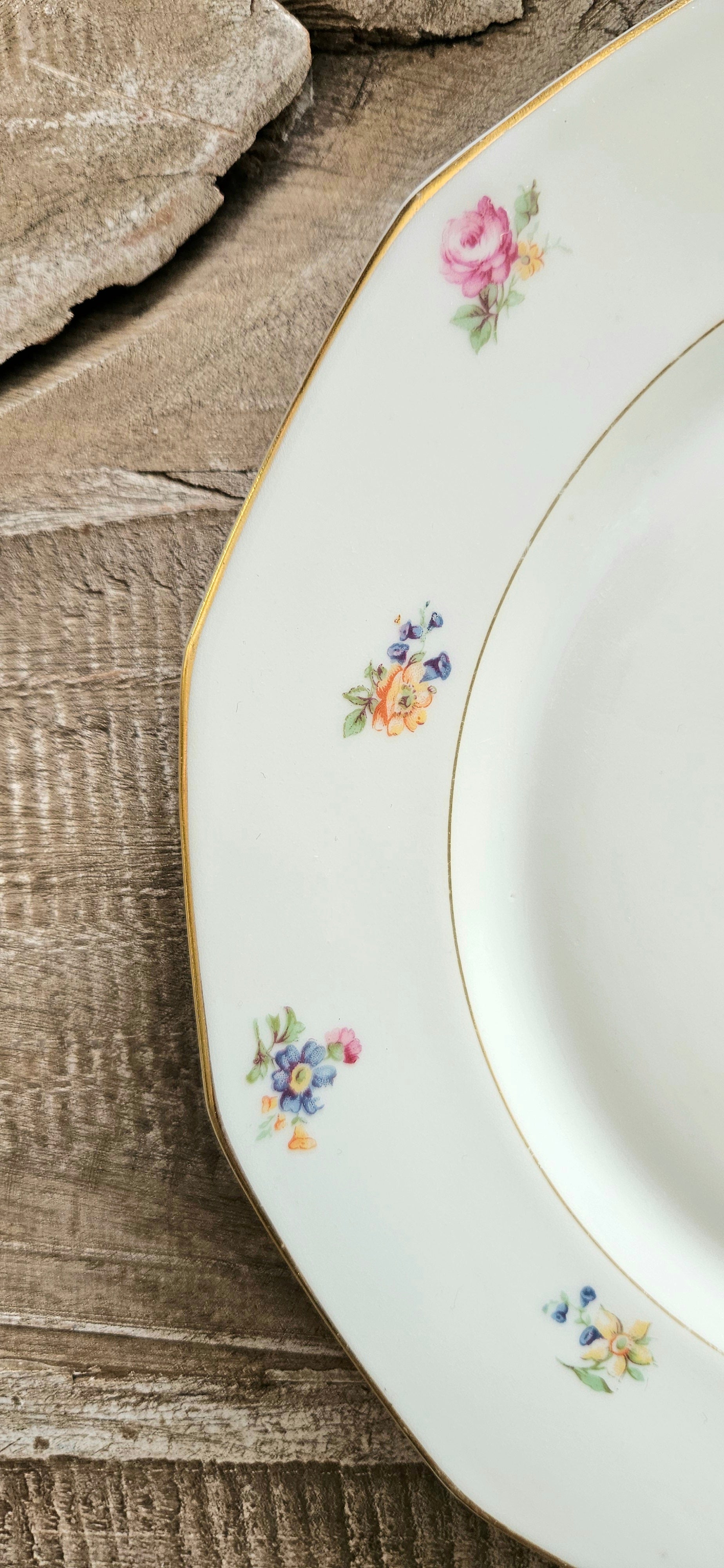 Assiette ancienne à fleurs pastel – porcelaine française vintage