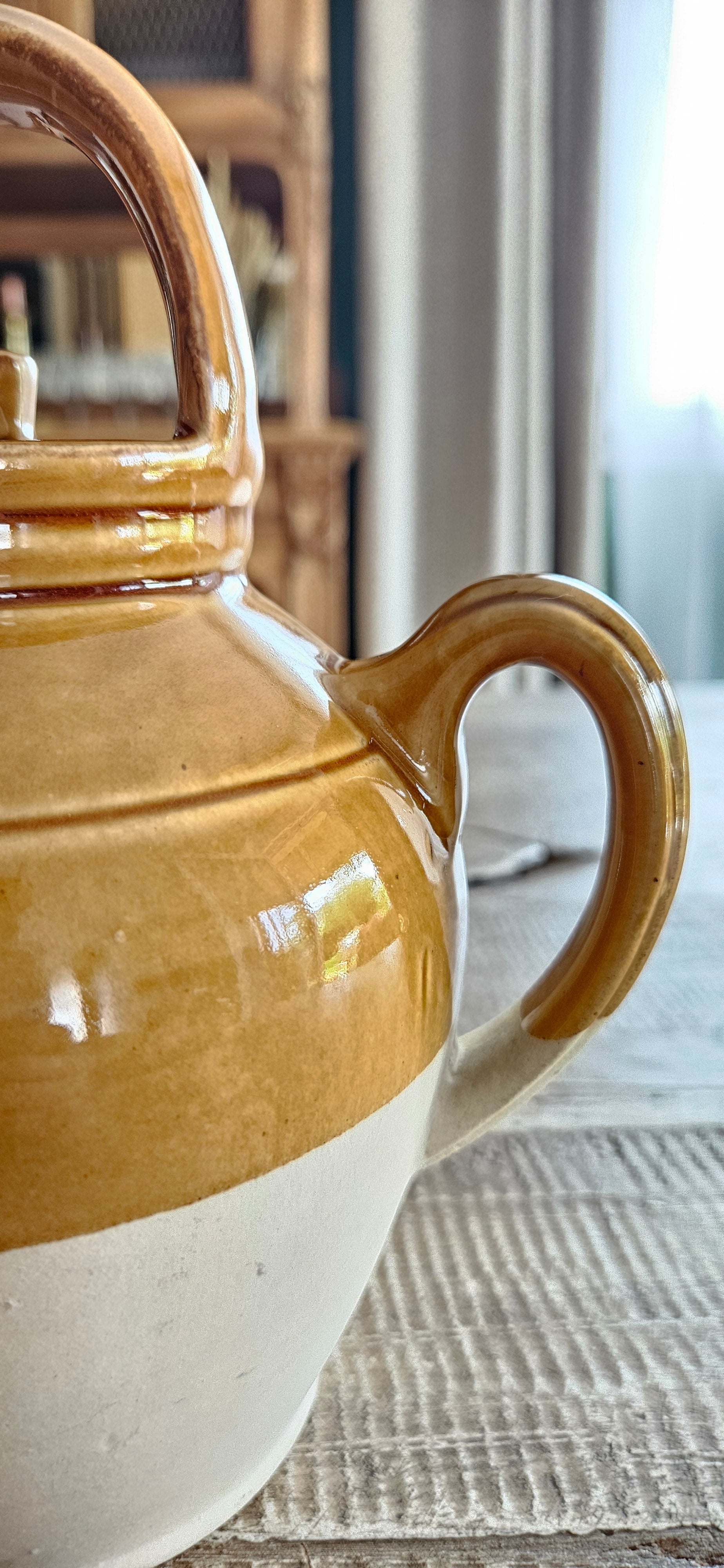 Théière vintage en grès vernissé caramel & crème – esprit campagne chic