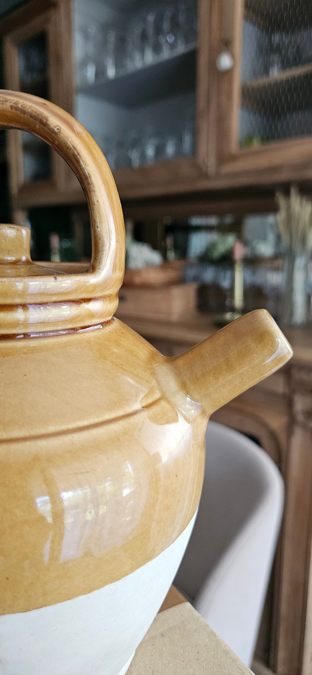 Théière vintage en grès vernissé caramel & crème – esprit campagne chic