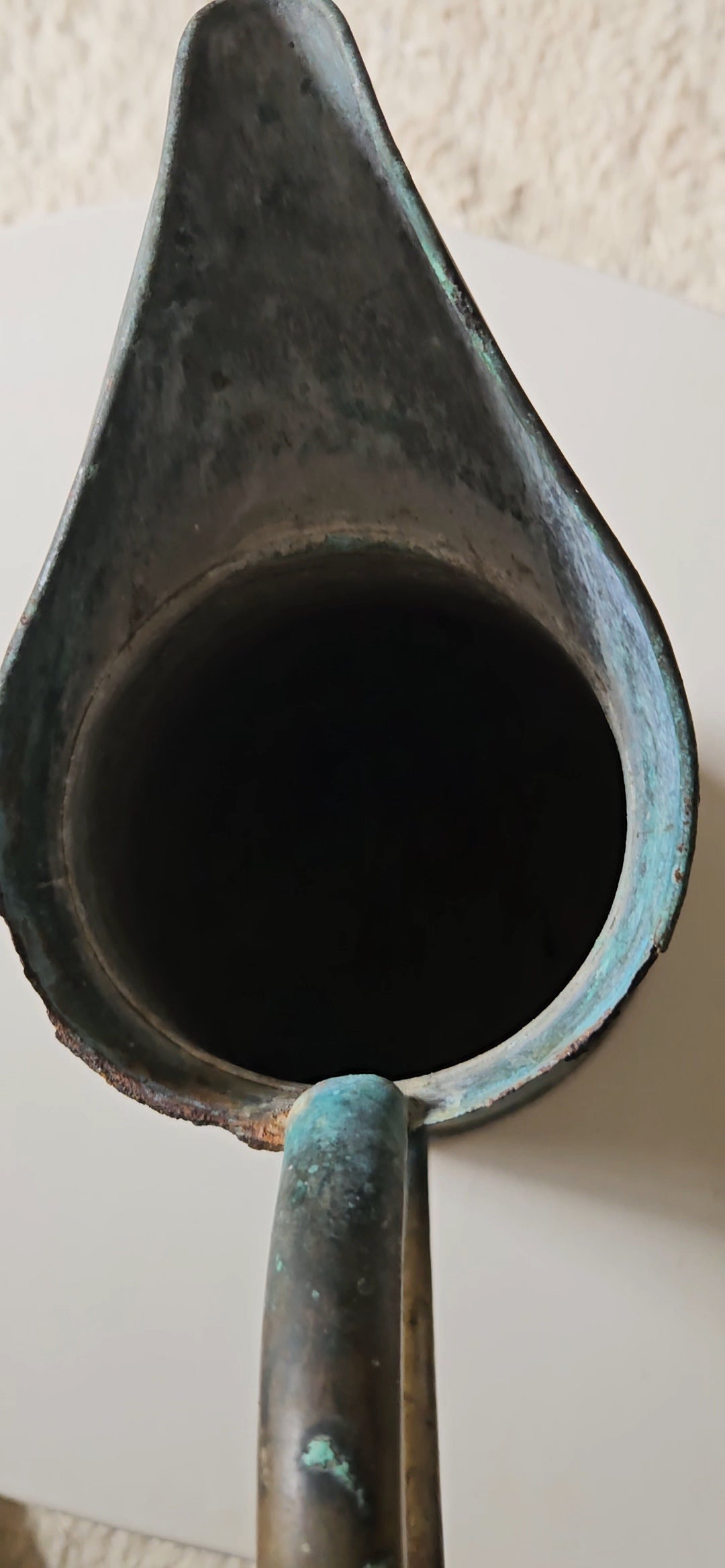 GRAND BROC ANCIEN EN CUIVRE PATINÉ