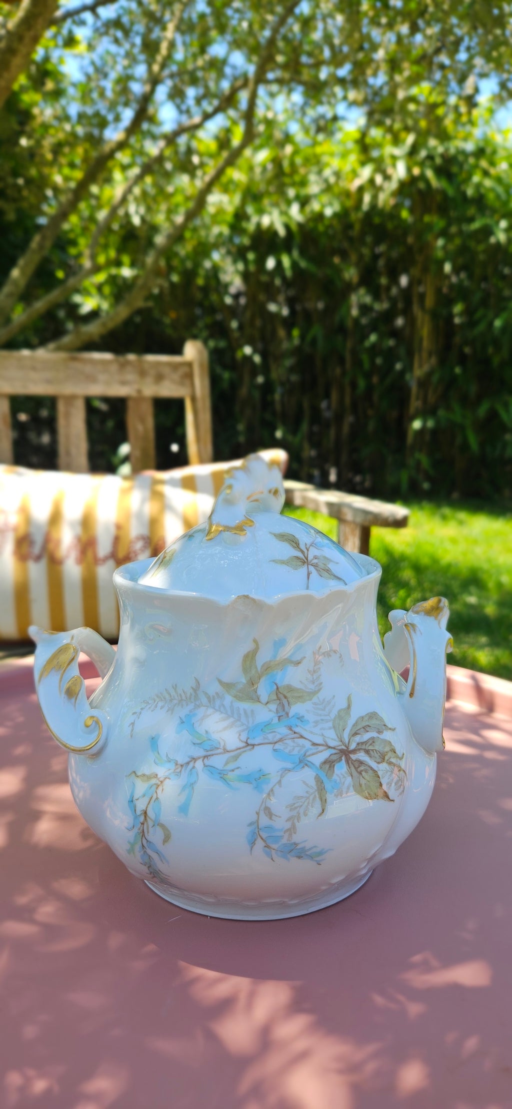 Cafetière et sucrier anciens JPL Limoges en porcelaine Art Nouveau, décor floral bleu et doré