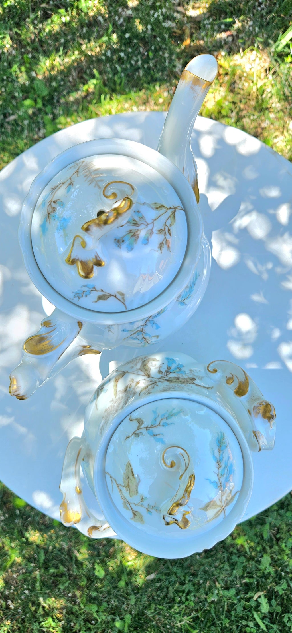 Cafetière et sucrier anciens JPL Limoges en porcelaine Art Nouveau, décor floral bleu et doré