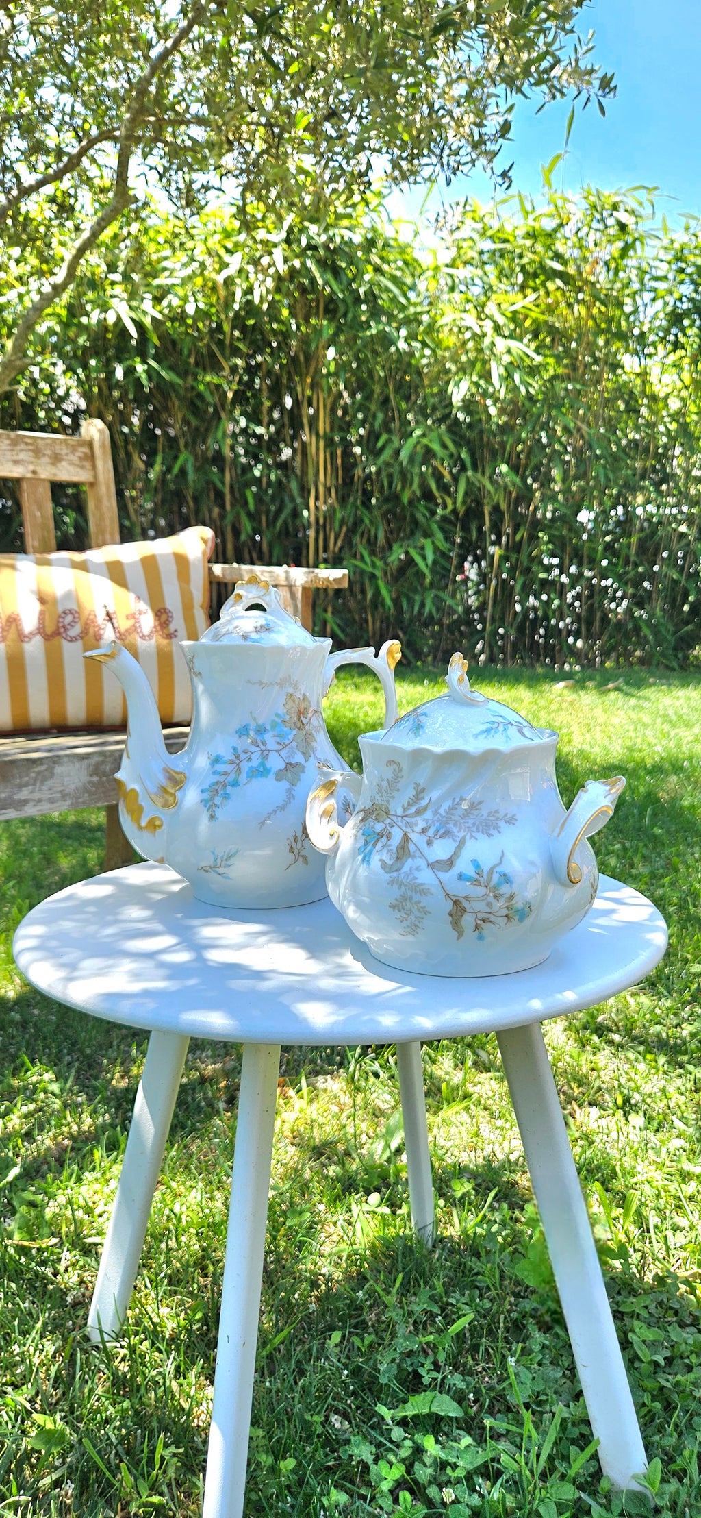 Cafetière et sucrier anciens JPL Limoges en porcelaine Art Nouveau, décor floral bleu et doré