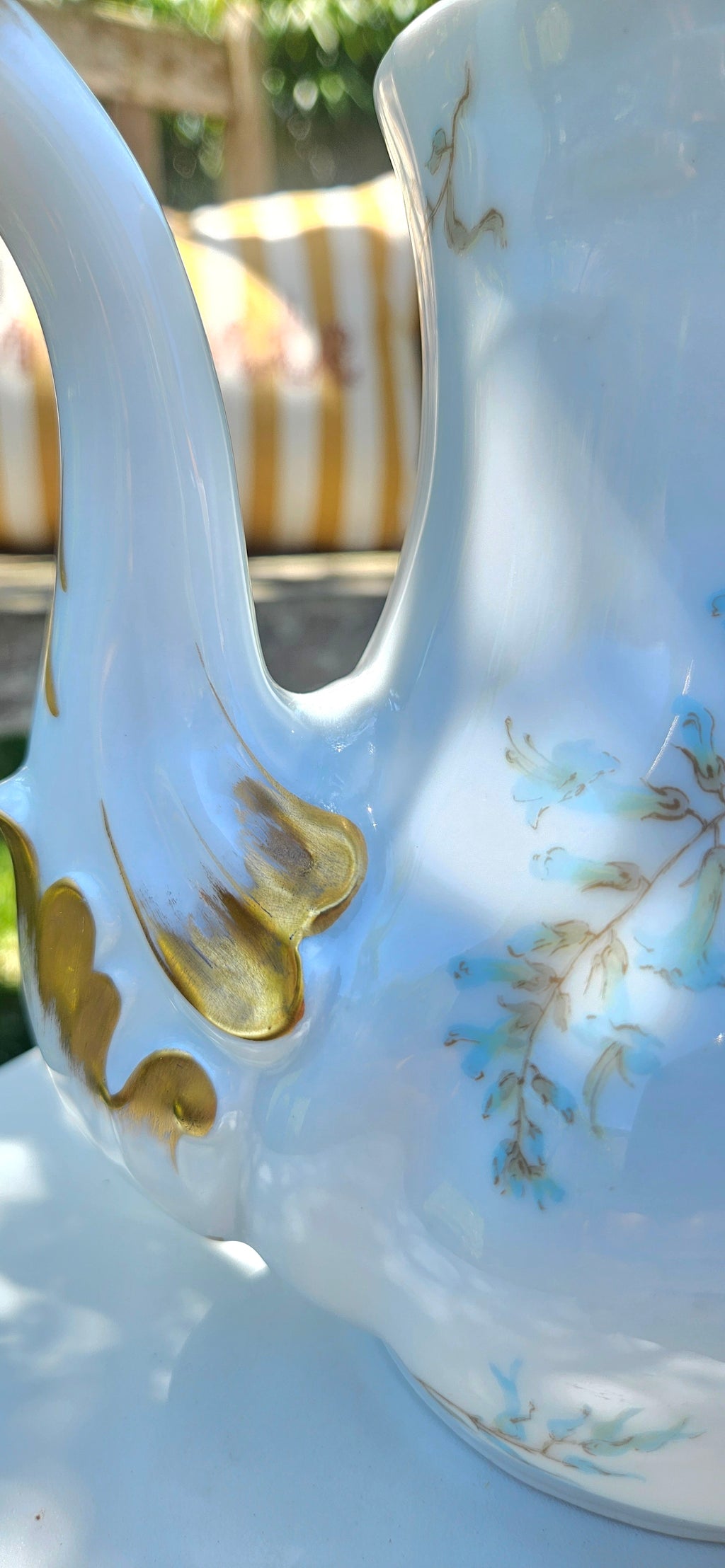 Cafetière et sucrier anciens JPL Limoges en porcelaine Art Nouveau, décor floral bleu et doré