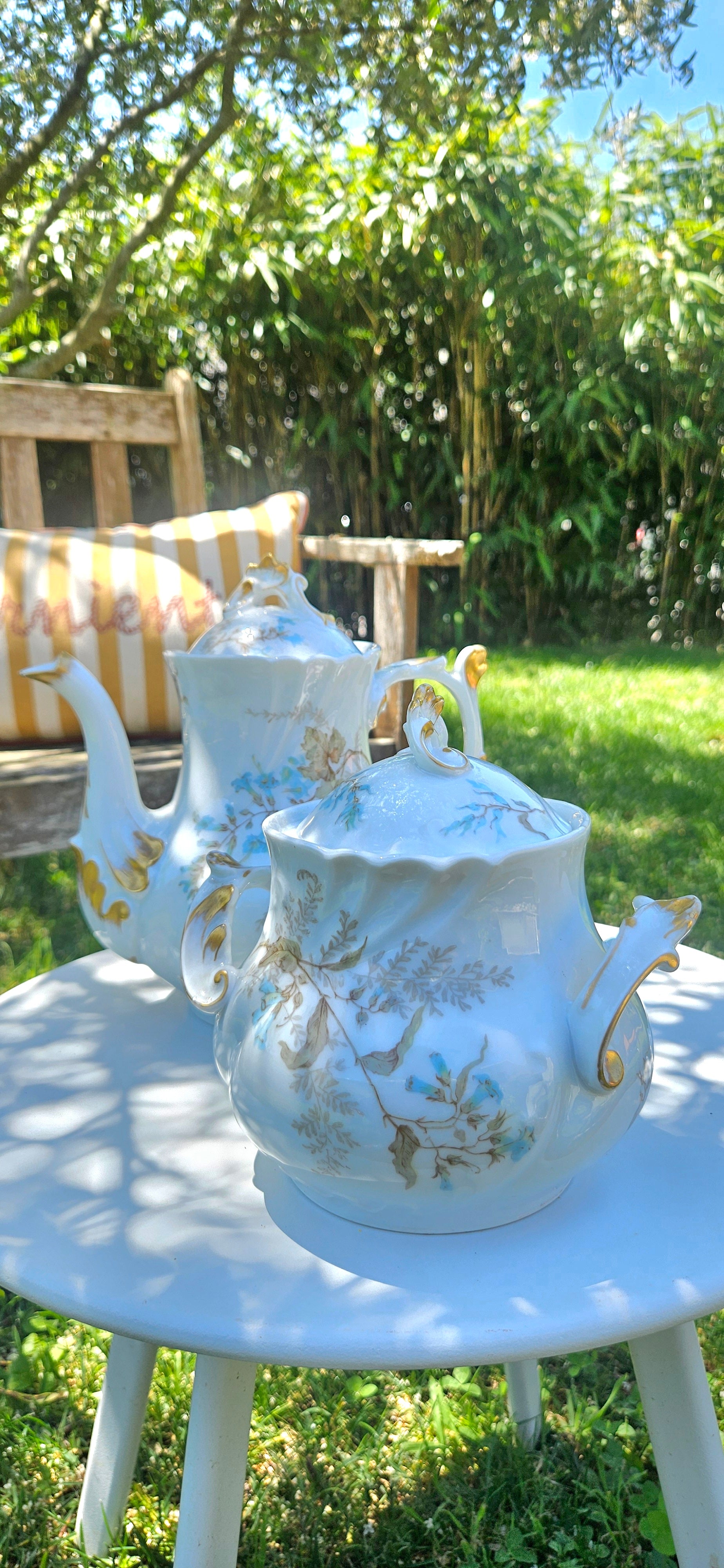 Cafetière et sucrier anciens JPL Limoges en porcelaine Art Nouveau, décor floral bleu et doré