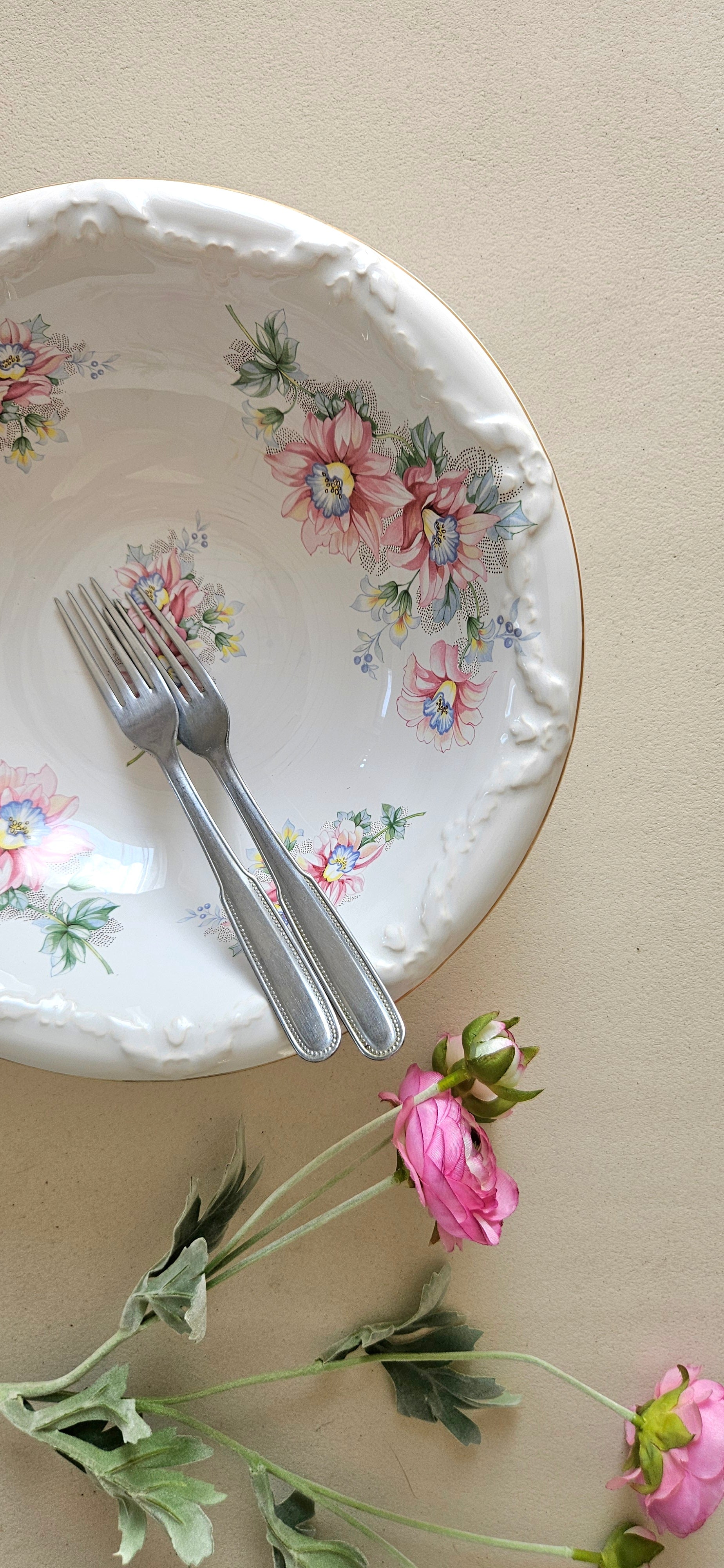 Grand plat creux ancien Crown Burslem – Faïence fine anglaise fleurie