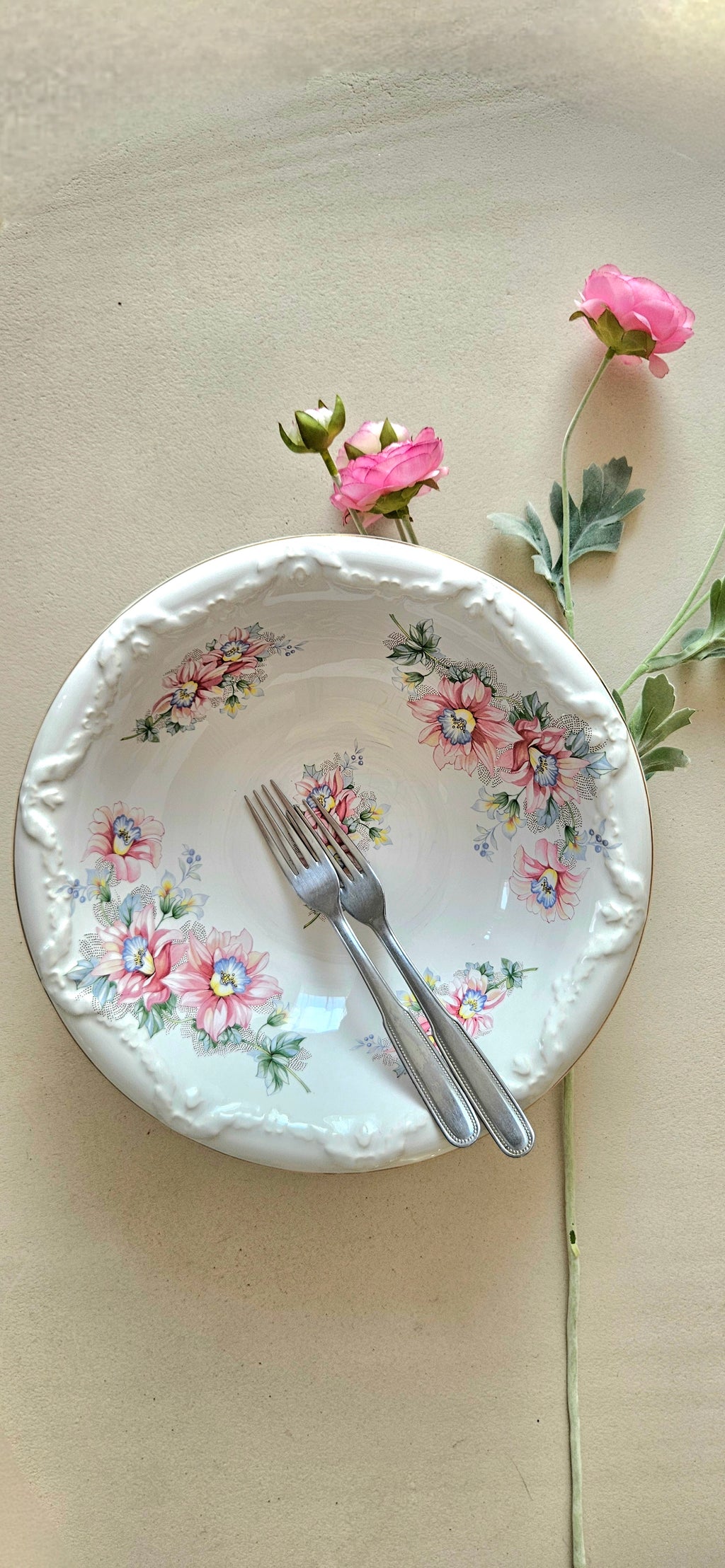 Grand plat creux ancien Crown Burslem – Faïence fine anglaise fleurie