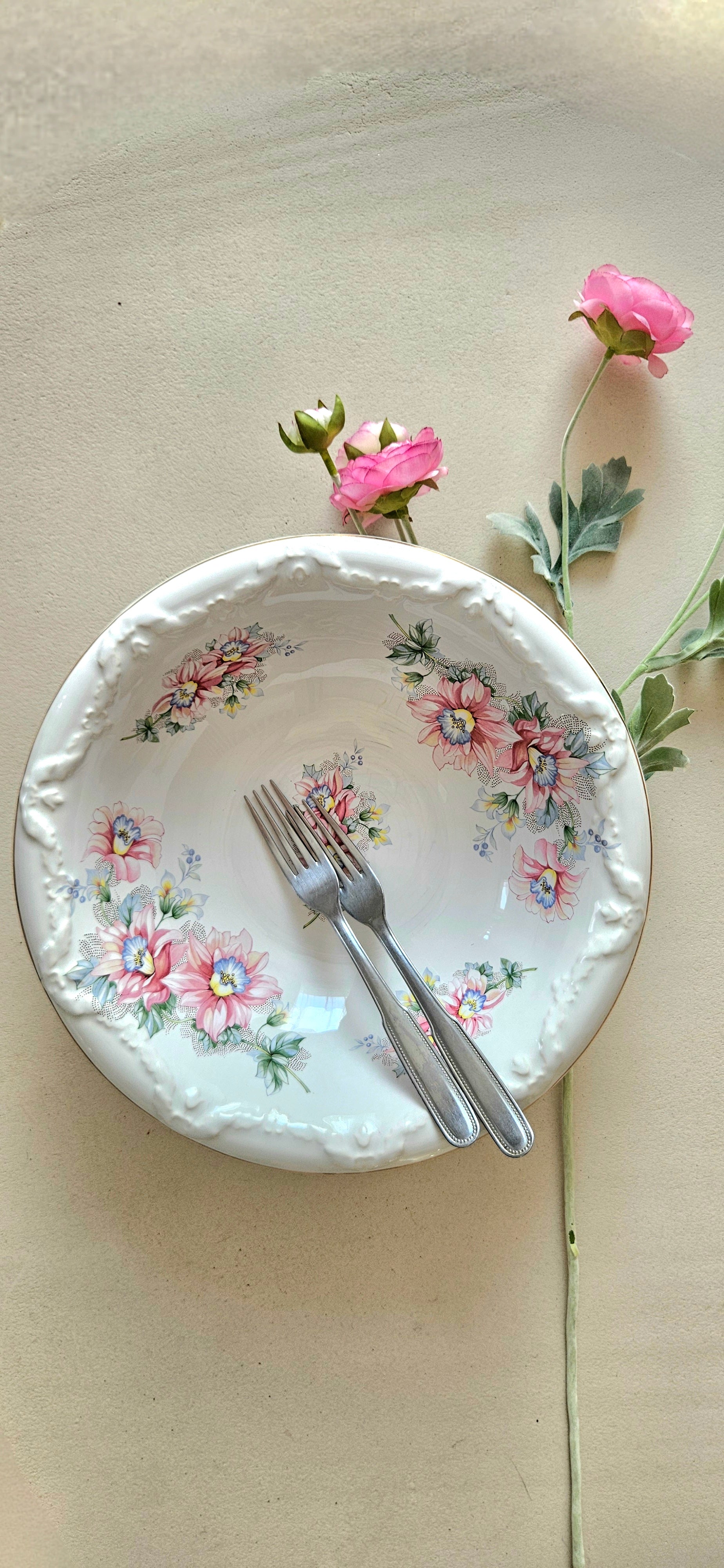 Grand plat creux ancien Crown Burslem – Faïence fine anglaise fleurie