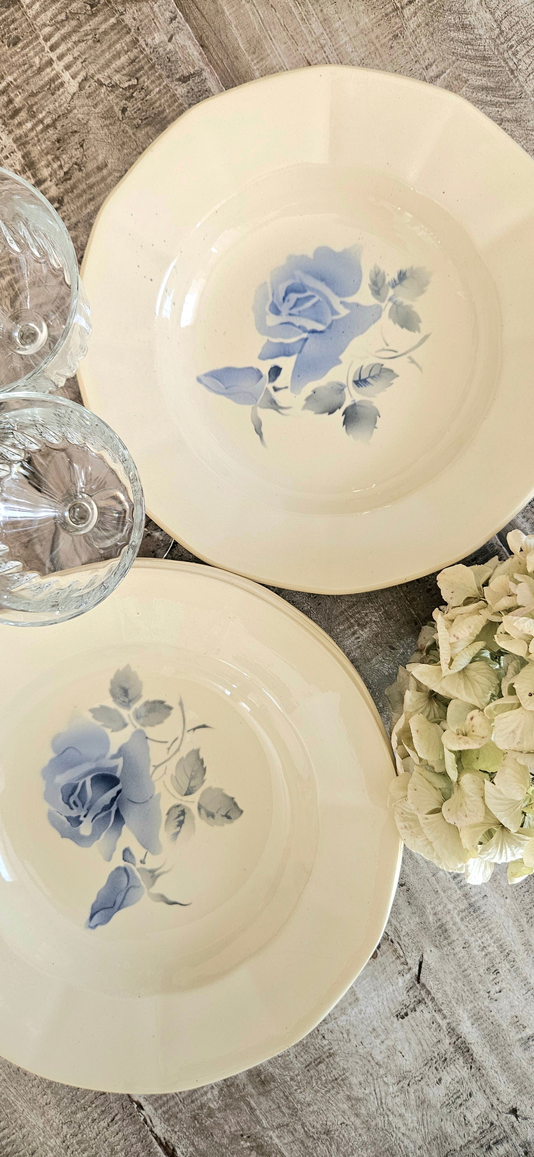 Assiette creuse ancienne Digoin Sarreguemines aux roses bleues