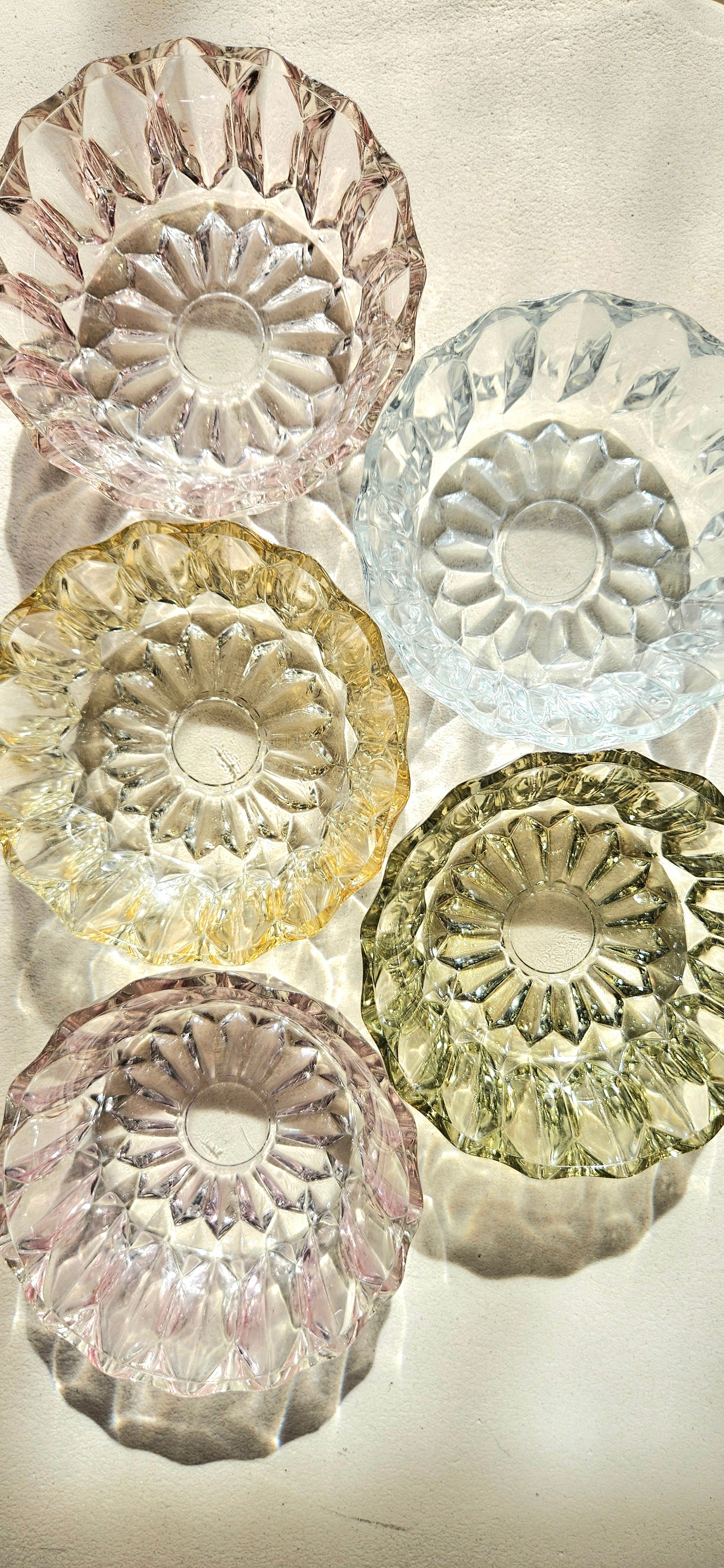 Lot de 5 coupelles vintage en verre coloré facetté