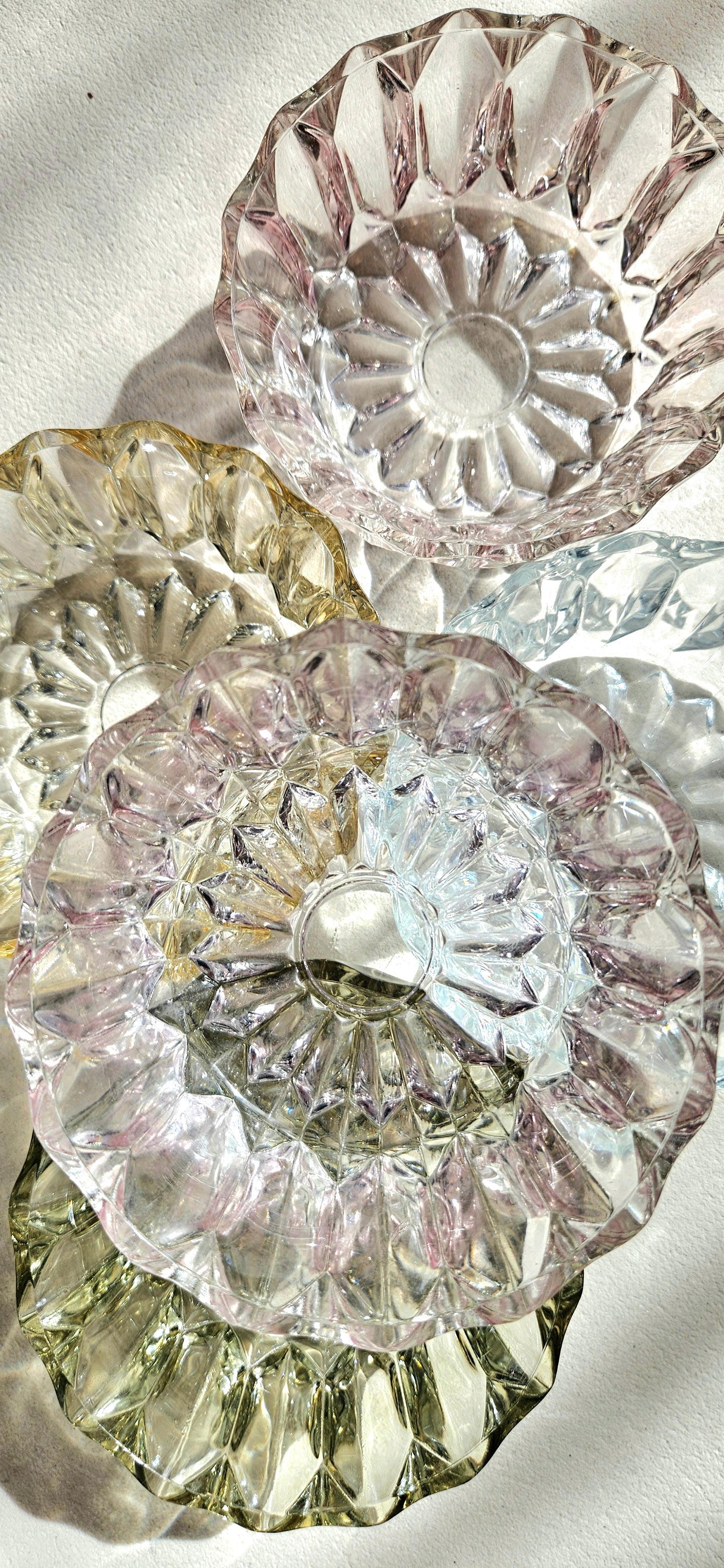 Lot de 5 coupelles vintage en verre coloré facetté