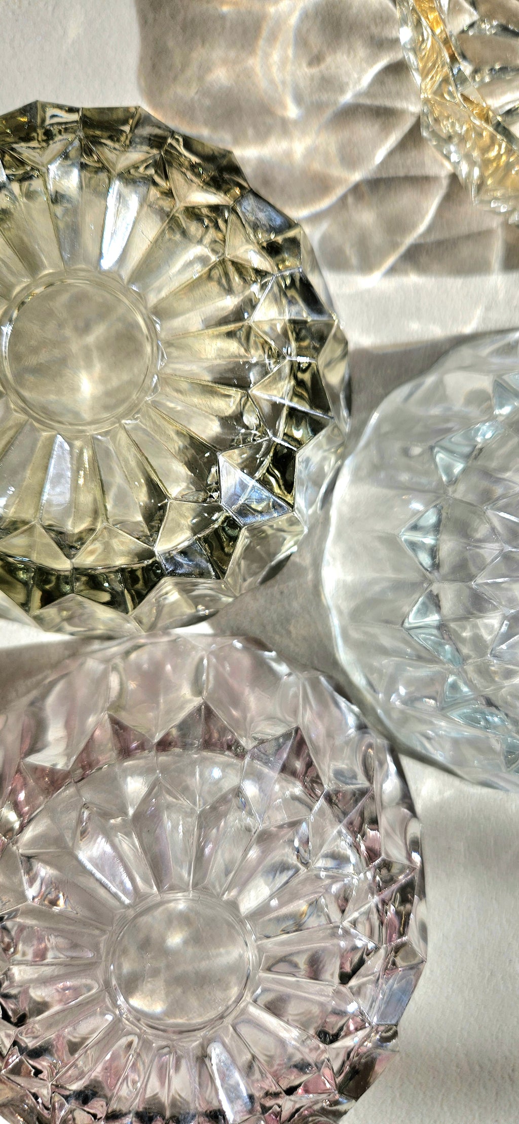 Lot de 5 coupelles vintage en verre coloré facetté