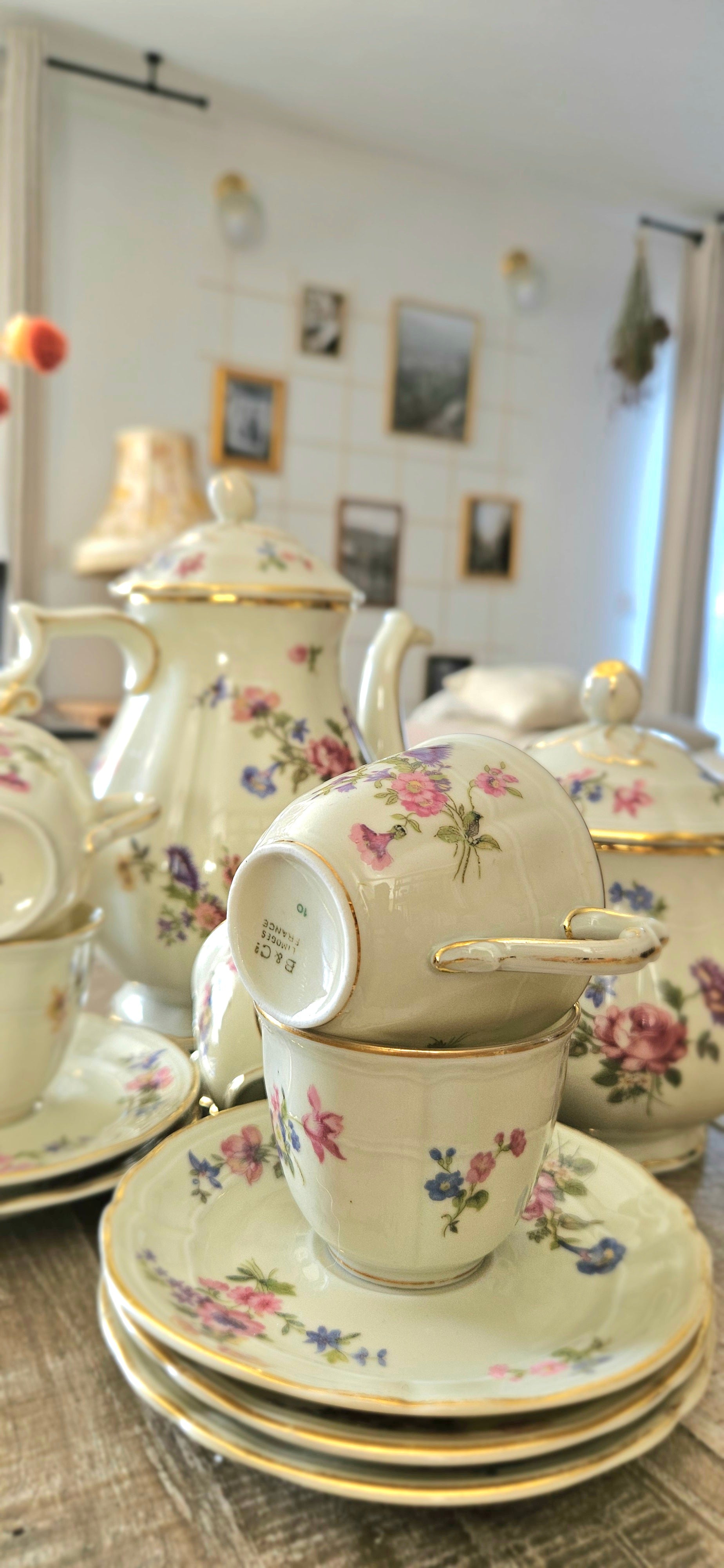 Service à café ancien Bernardaud Limoges en porcelaine fleurie et dorée