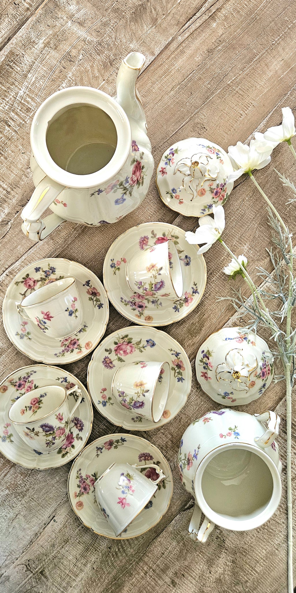 Service à café ancien Bernardaud Limoges en porcelaine fleurie et dorée