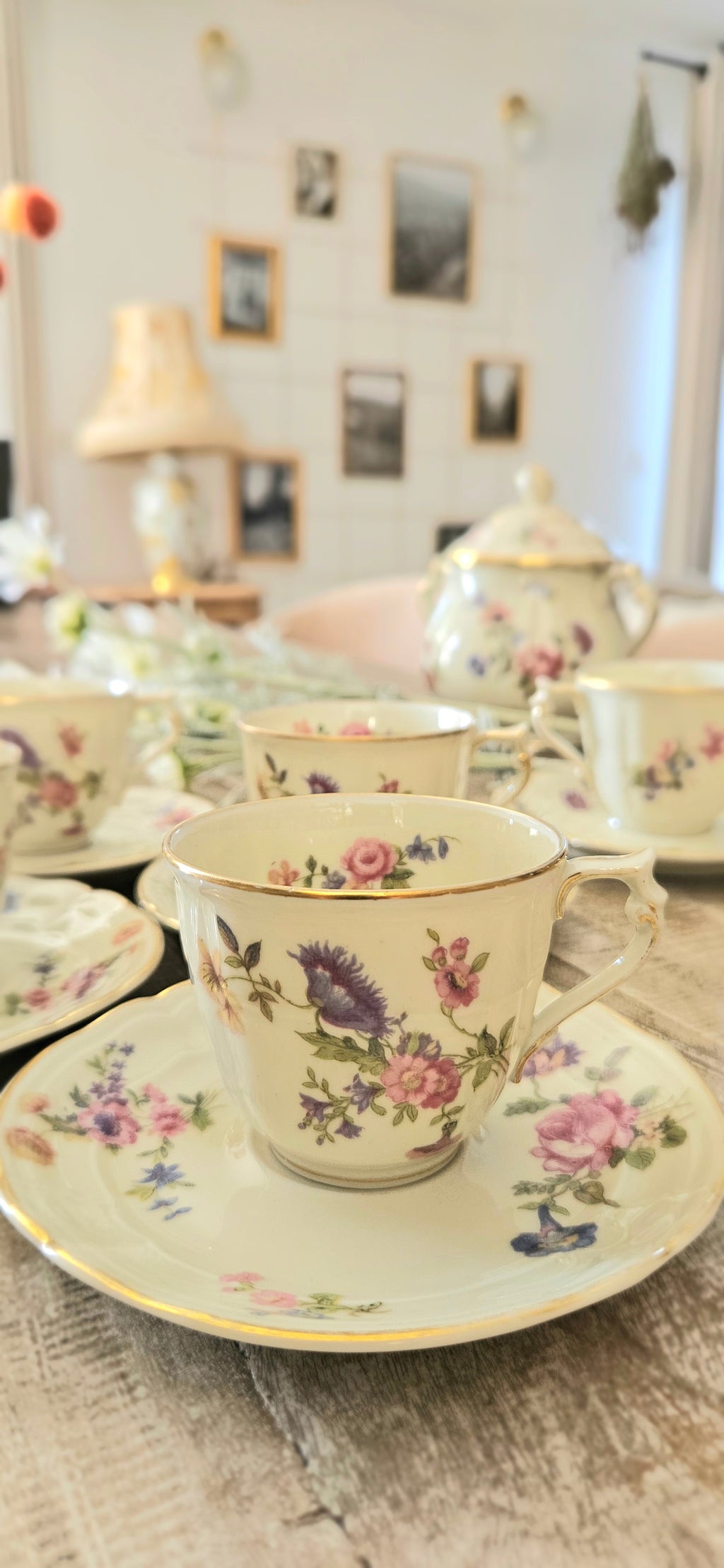 Service à café ancien Bernardaud Limoges en porcelaine fleurie et dorée