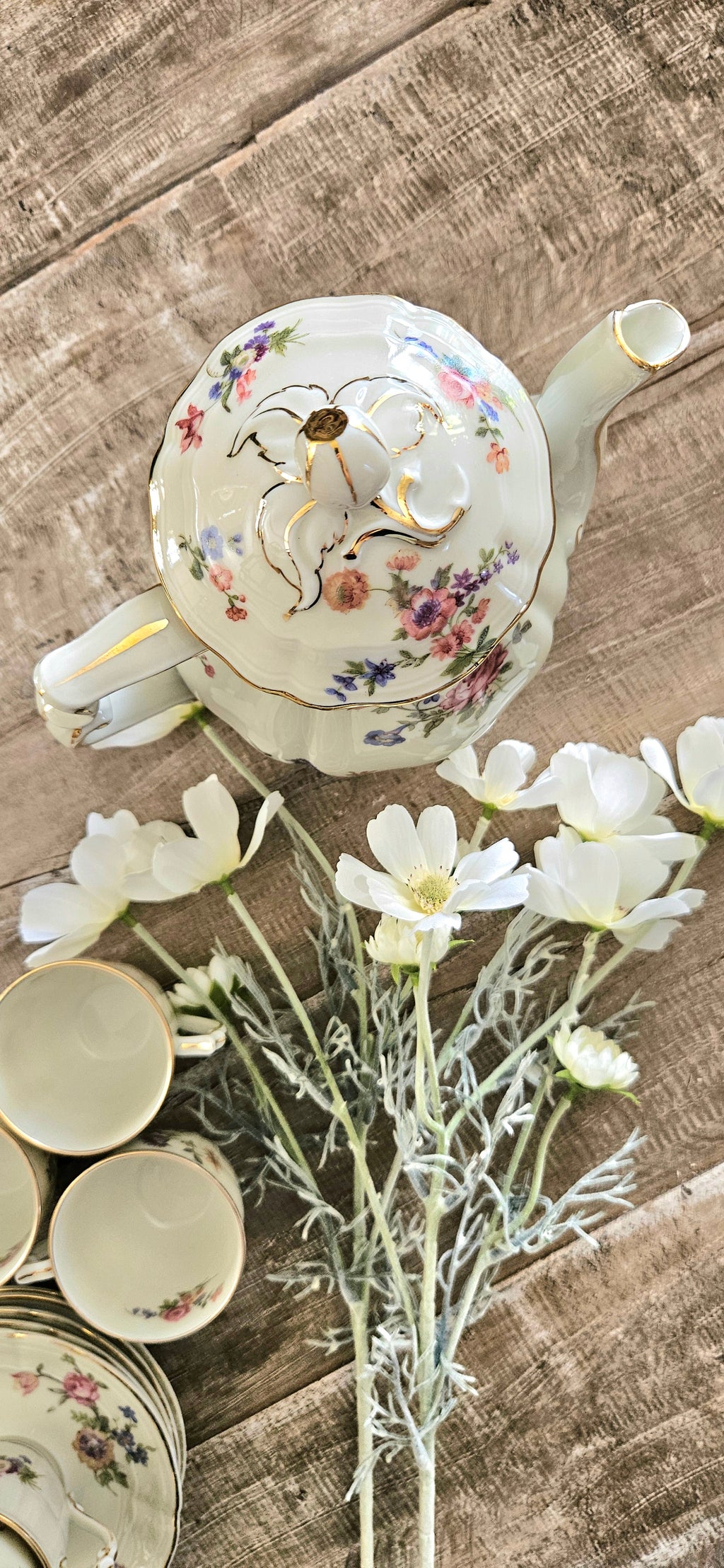 Service à café ancien Bernardaud Limoges en porcelaine fleurie et dorée