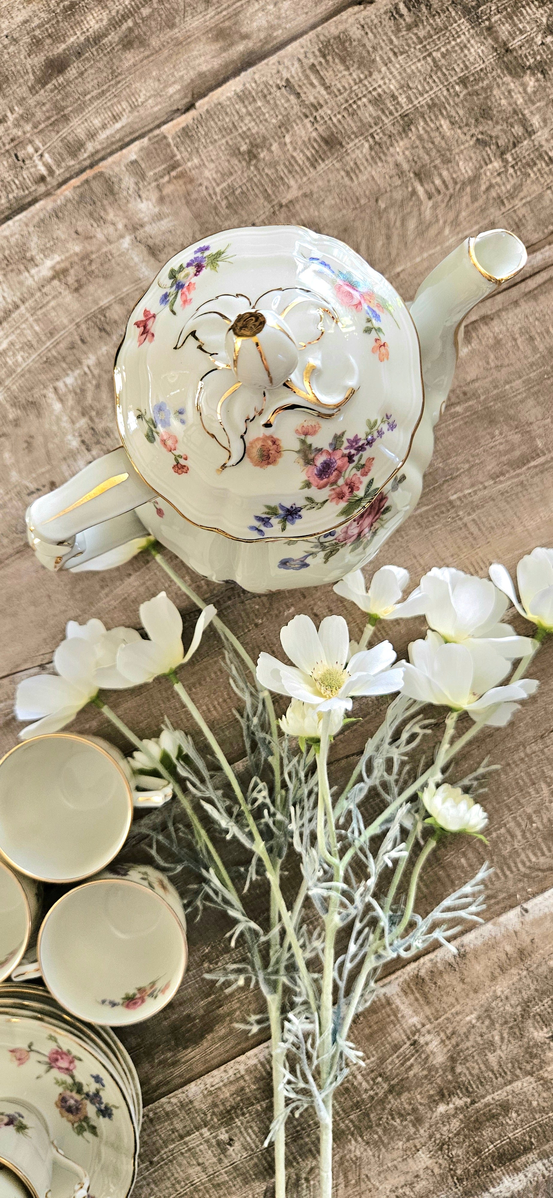 Service à café ancien Bernardaud Limoges en porcelaine fleurie et dorée