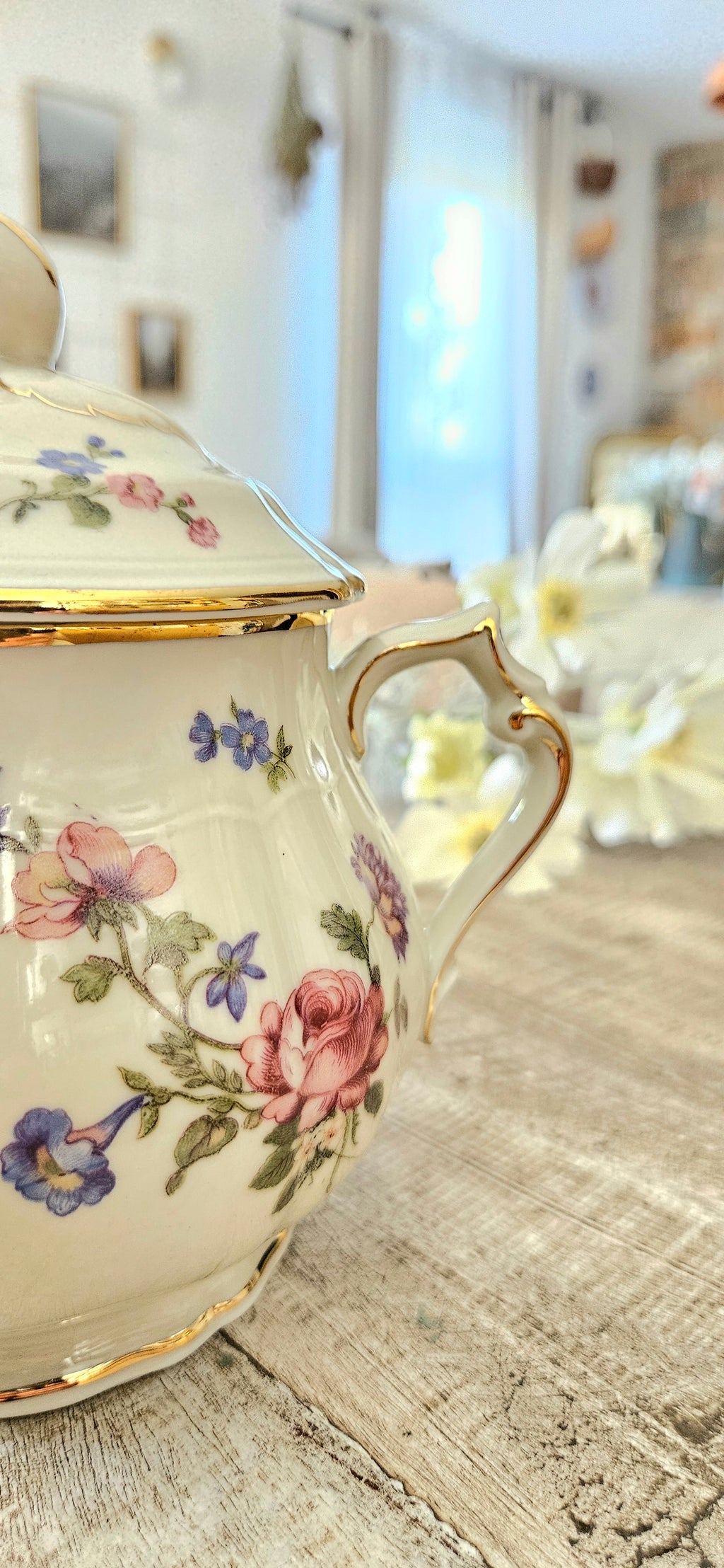 Service à café ancien Bernardaud Limoges en porcelaine fleurie et dorée