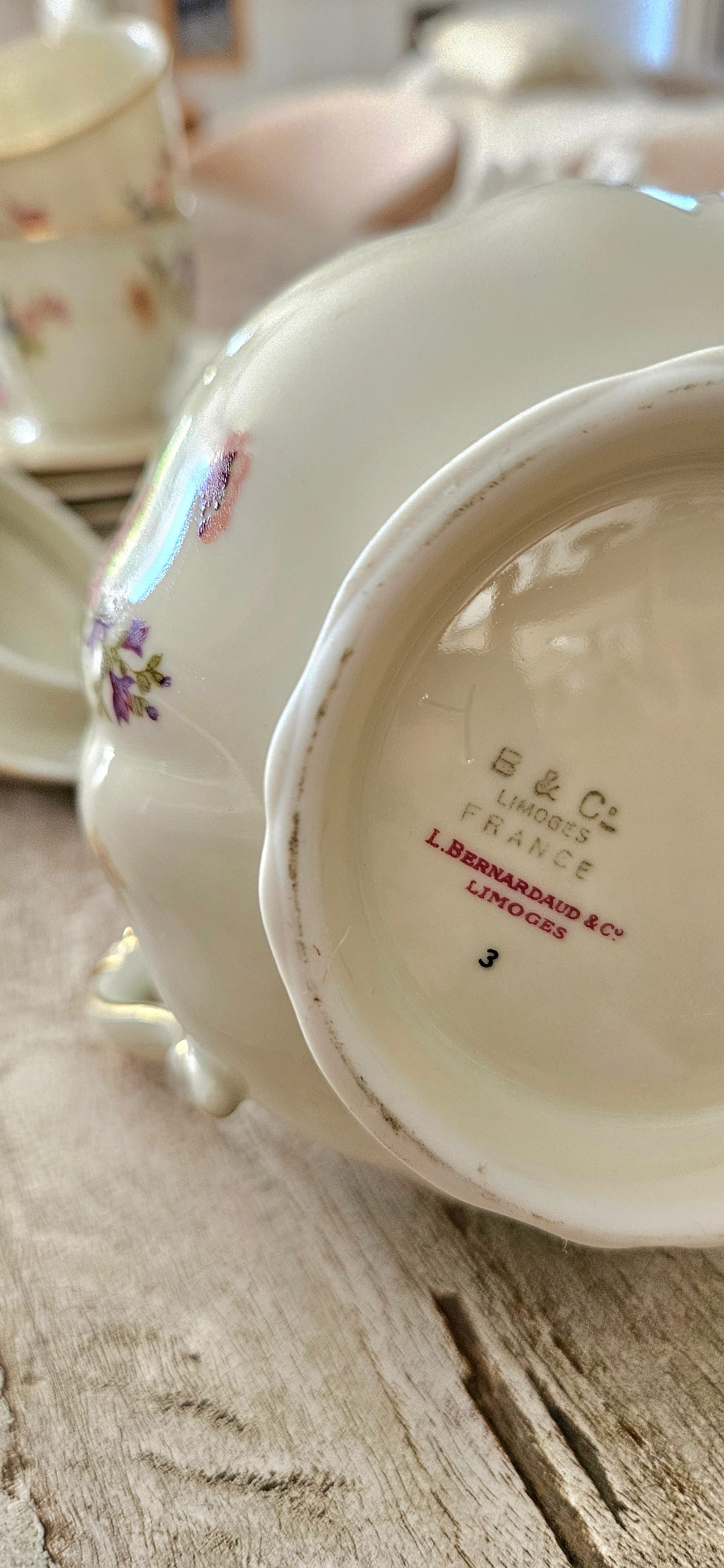 Service à café ancien Bernardaud Limoges en porcelaine fleurie et dorée