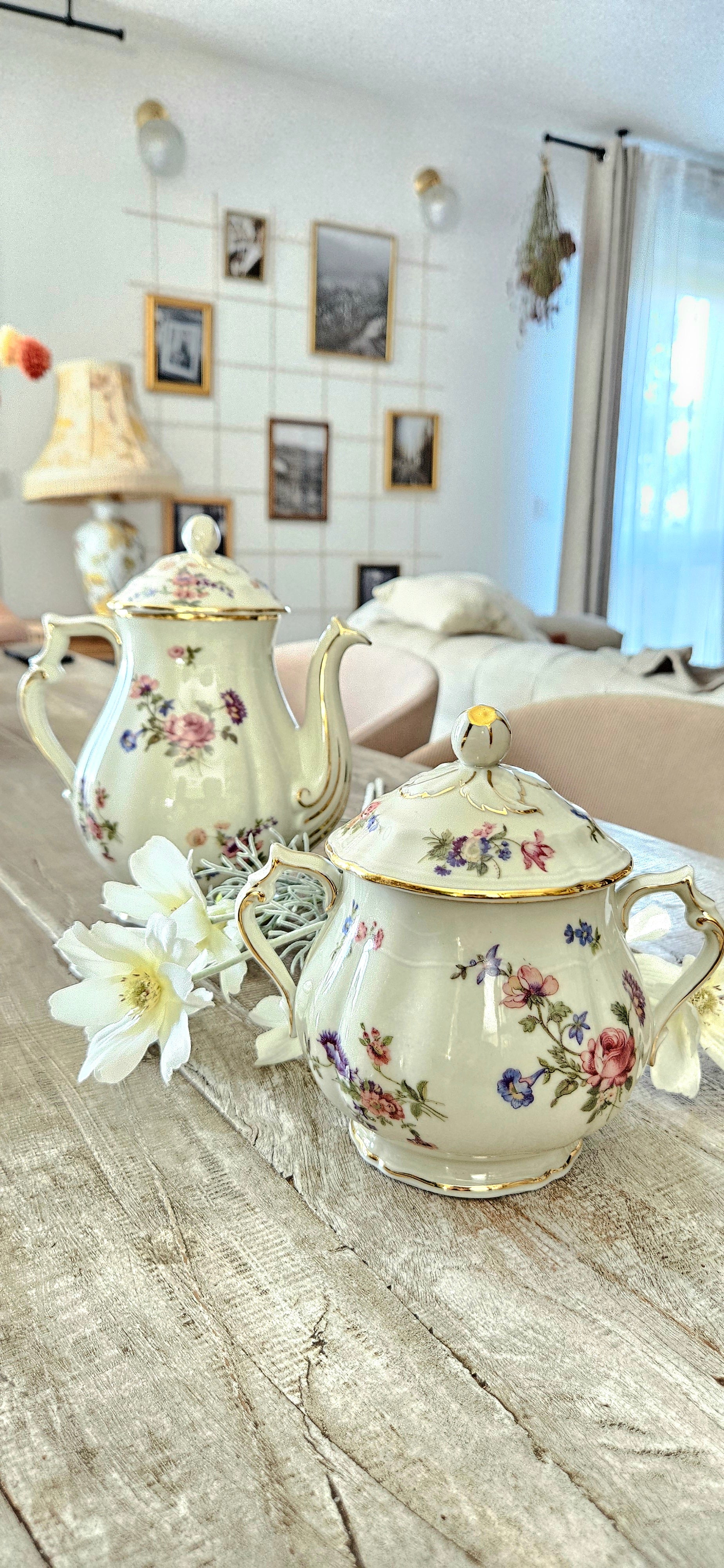 Service à café ancien Bernardaud Limoges en porcelaine fleurie et dorée