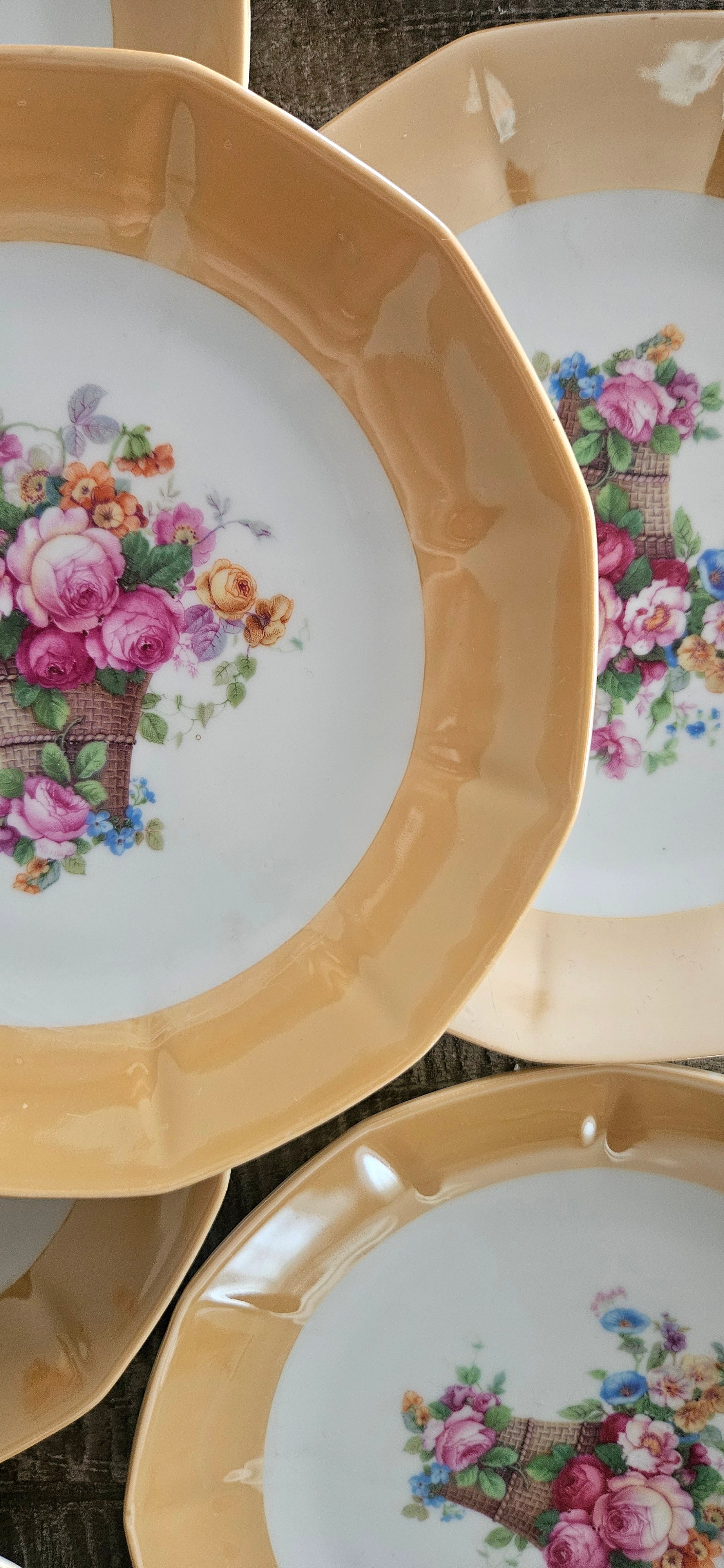 Assiette à dessert vintage panier fleuri, bord pêche nacré, 17,5 cm