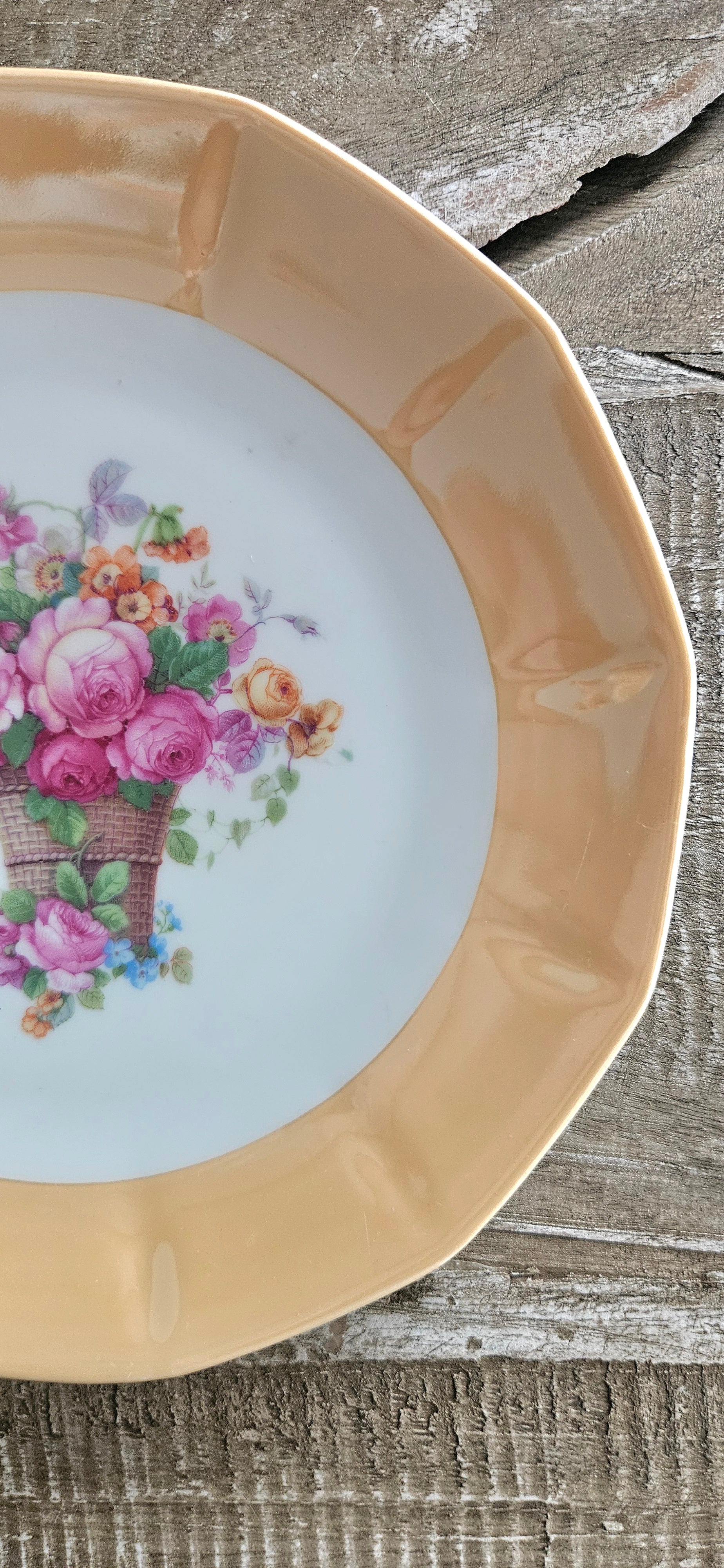 Assiette à dessert vintage panier fleuri, bord pêche nacré, 17,5 cm
