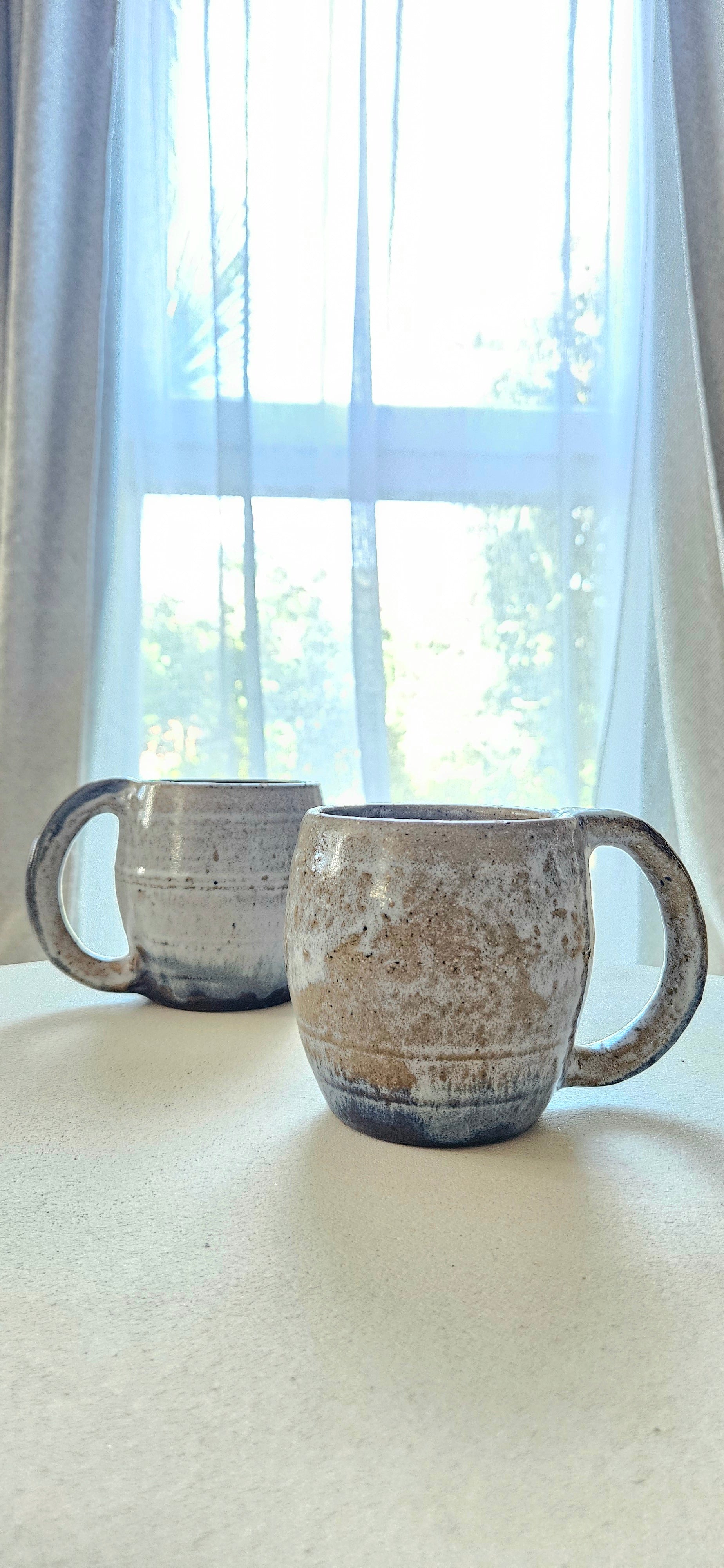 Paire de tasses artisanales en grès émaillé – Céramique d’atelier aux nuances naturelles