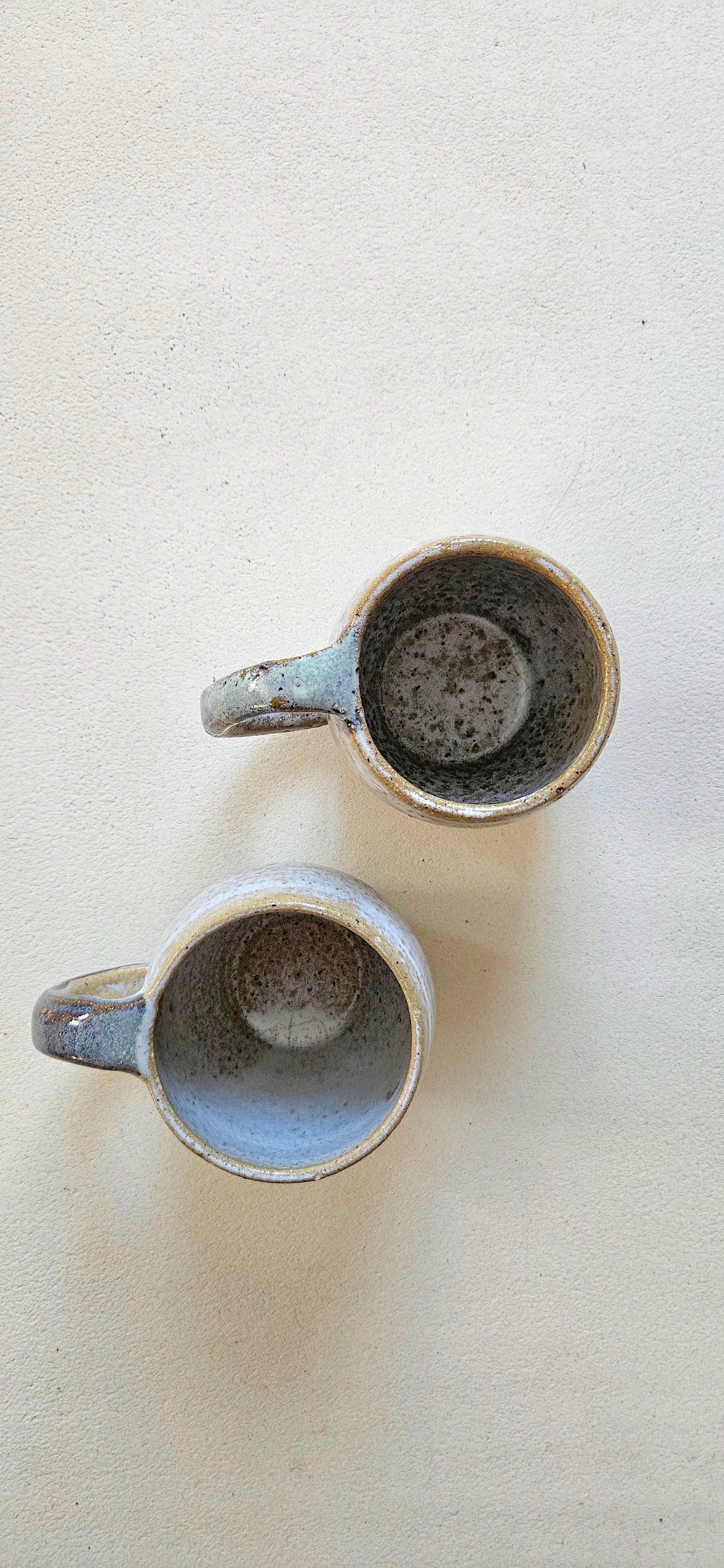 Paire de tasses artisanales en grès émaillé – Céramique d’atelier aux nuances naturelles