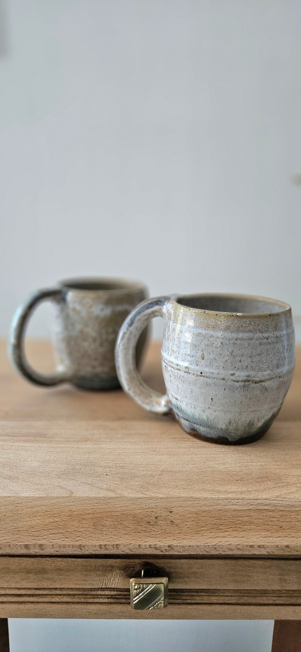 Paire de tasses artisanales en grès émaillé – Céramique d’atelier aux nuances naturelles