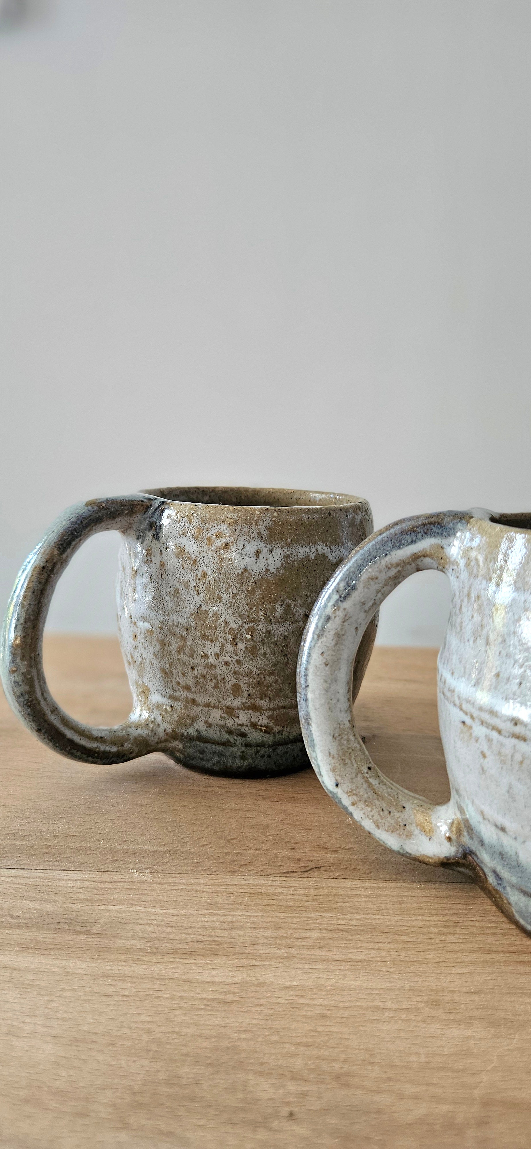 Paire de tasses artisanales en grès émaillé – Céramique d’atelier aux nuances naturelles