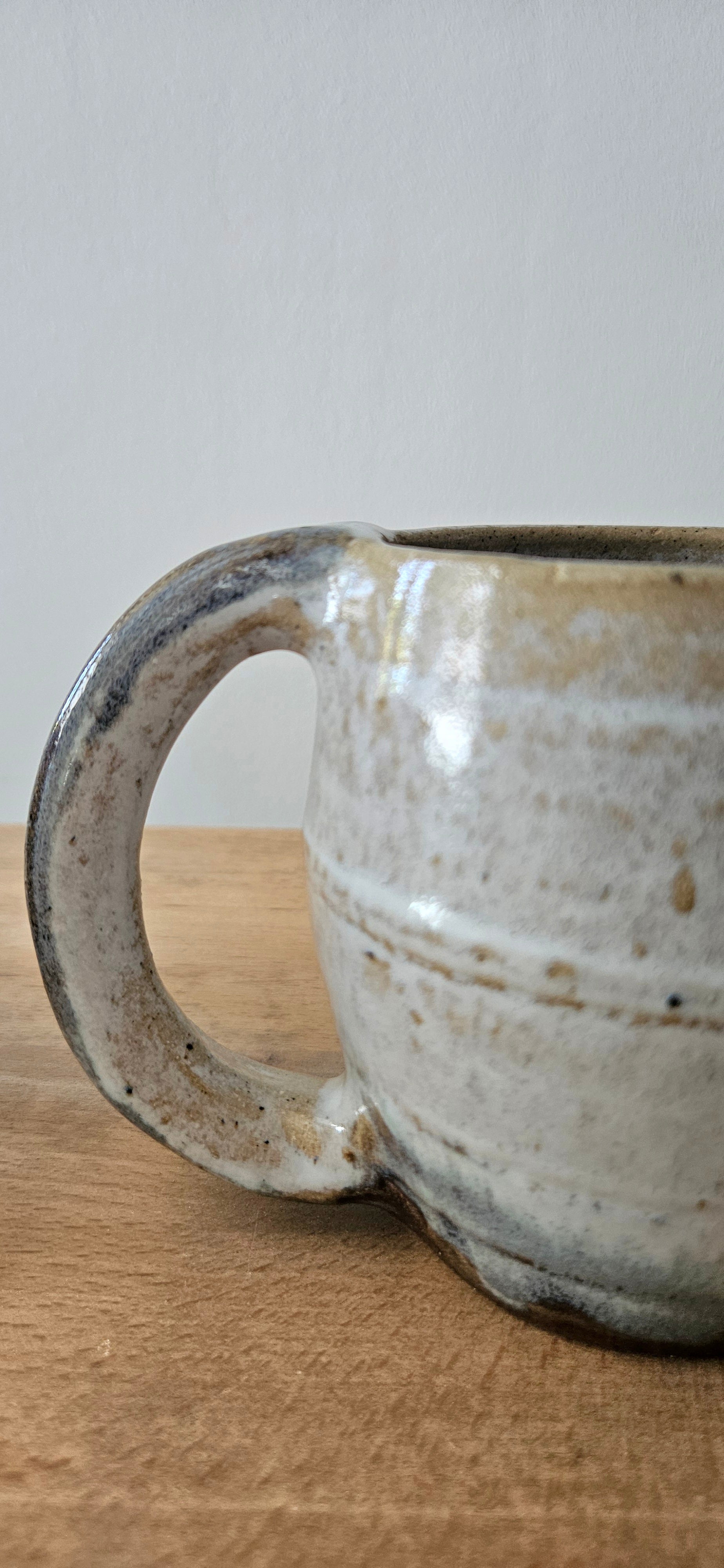 Paire de tasses artisanales en grès émaillé – Céramique d’atelier aux nuances naturelles
