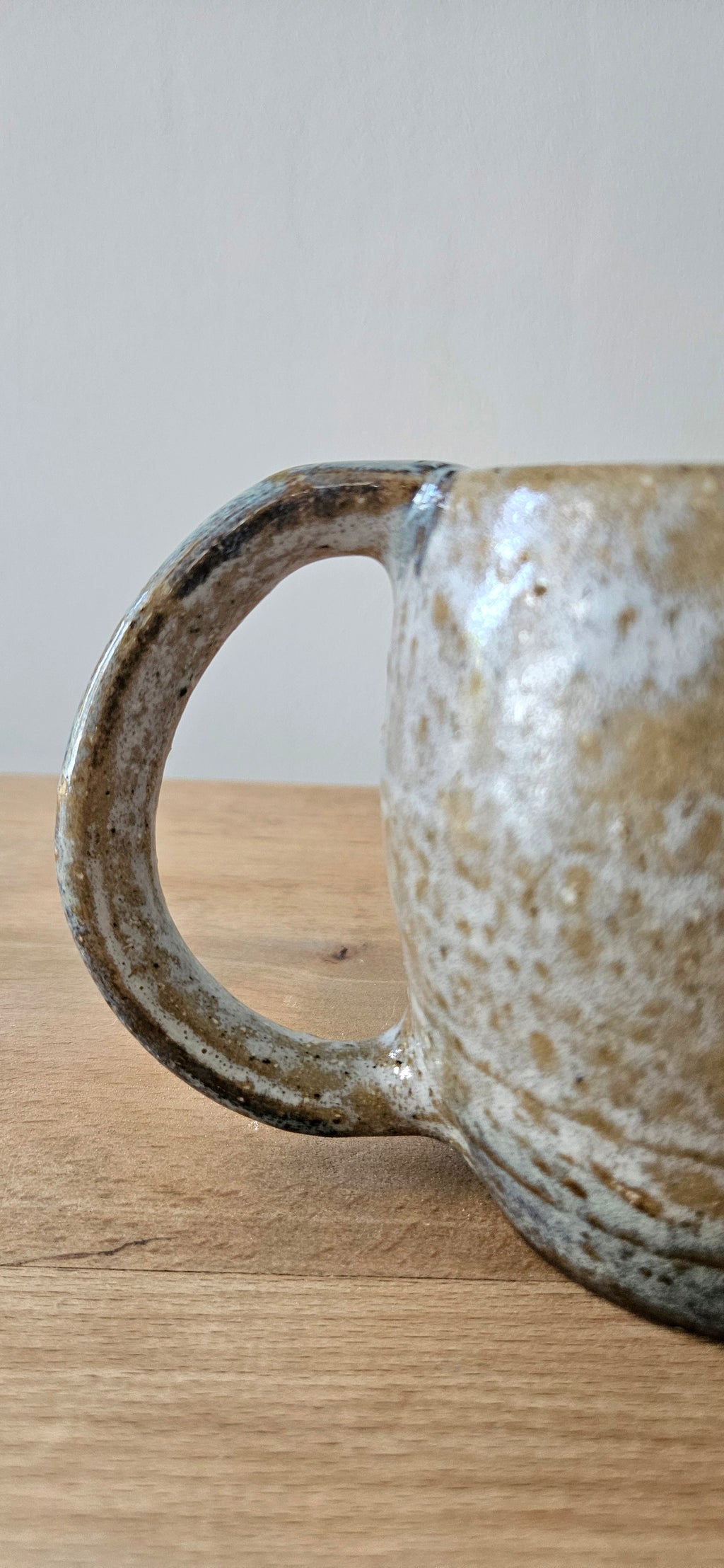 Paire de tasses artisanales en grès émaillé – Céramique d’atelier aux nuances naturelles
