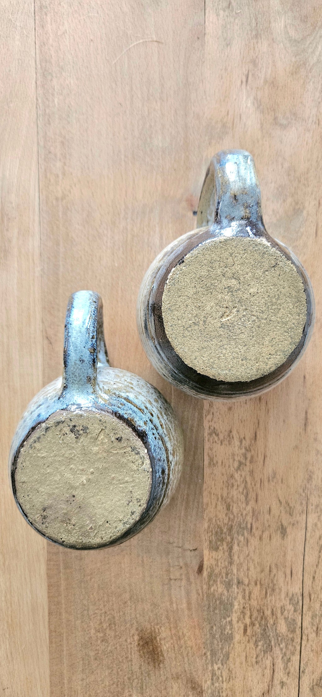 Paire de tasses artisanales en grès émaillé – Céramique d’atelier aux nuances naturelles