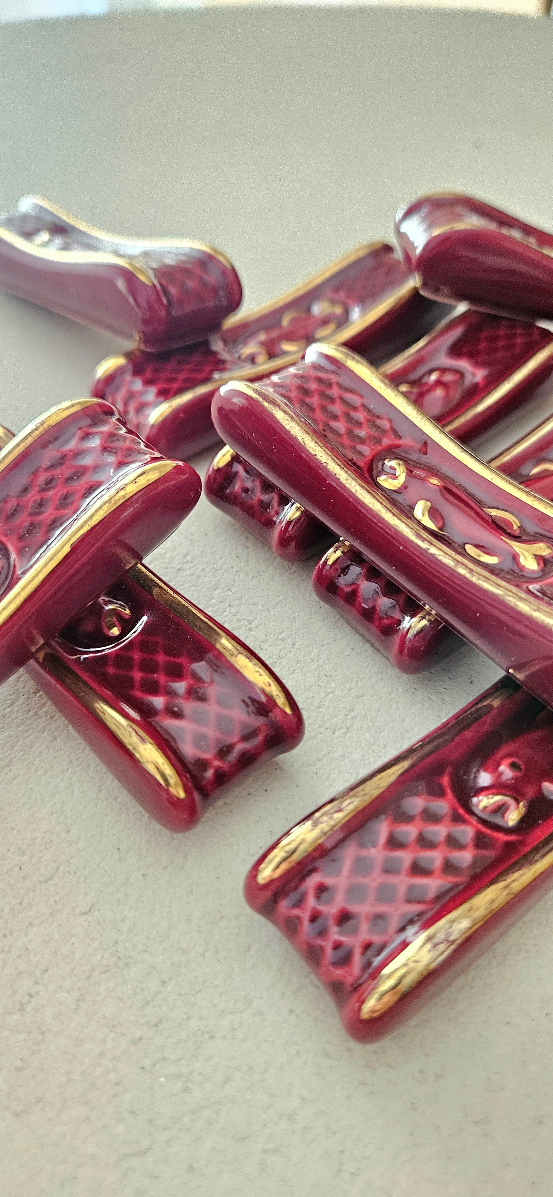 Lot de 10 porte-couteaux vintage en céramique rouge rubis et doré