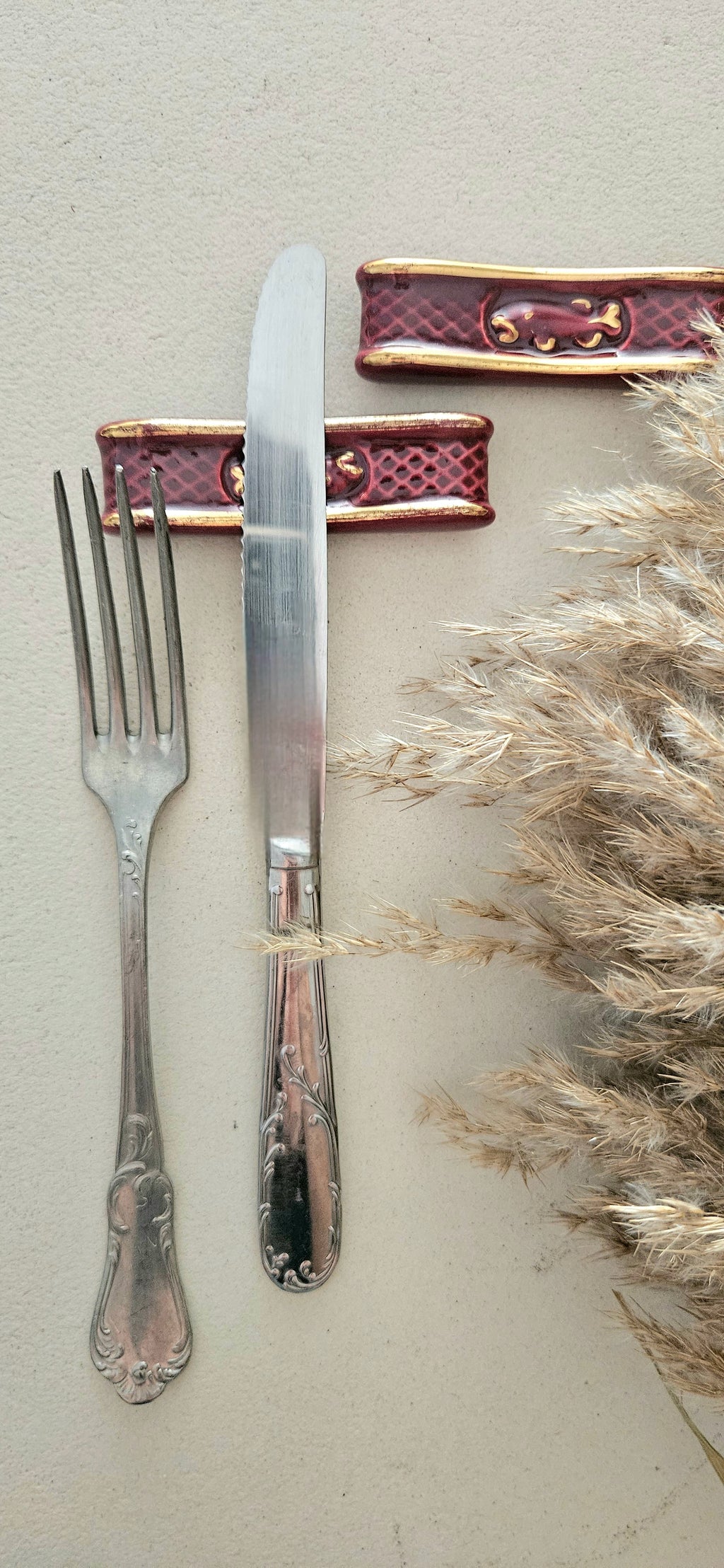 Lot de 10 porte-couteaux vintage en céramique rouge rubis et doré