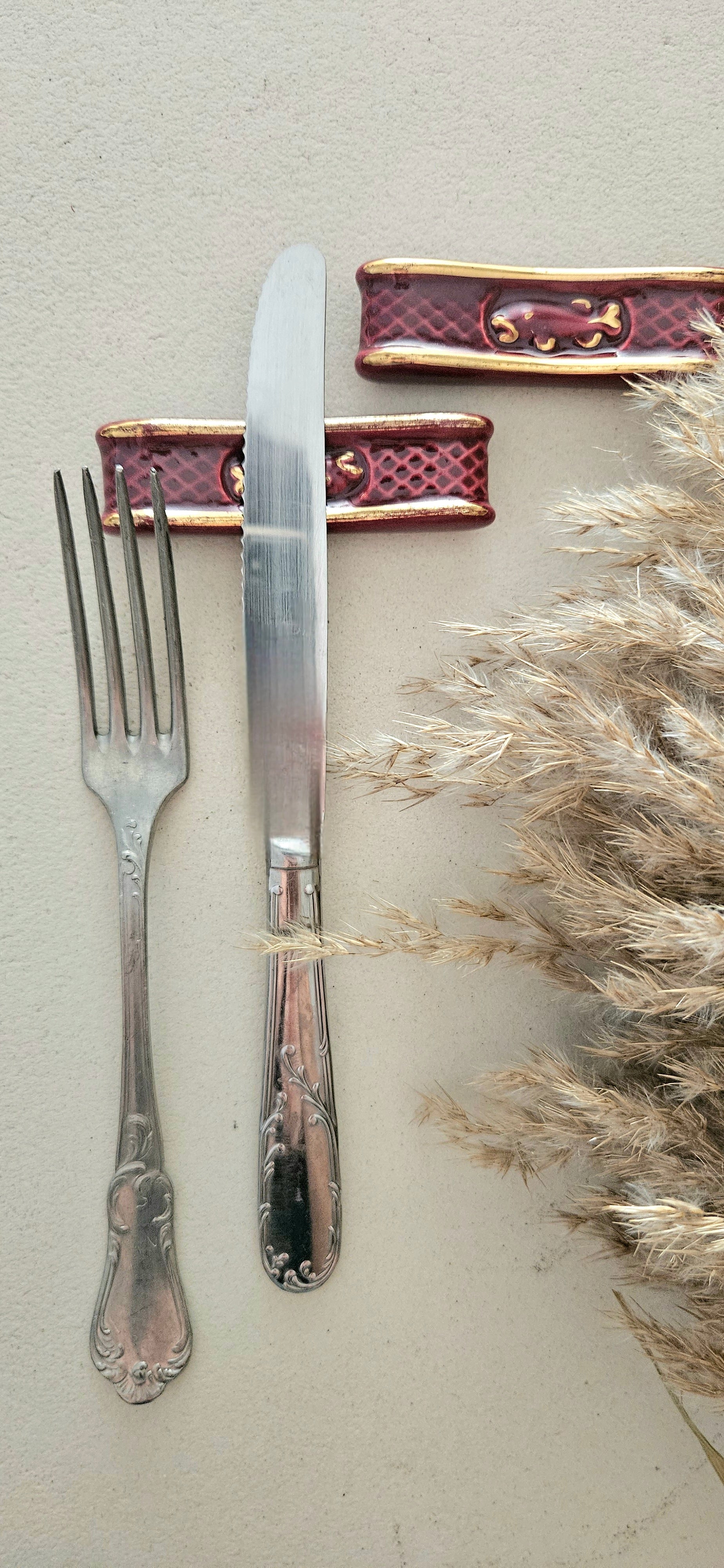 Lot de 10 porte-couteaux vintage en céramique rouge rubis et doré