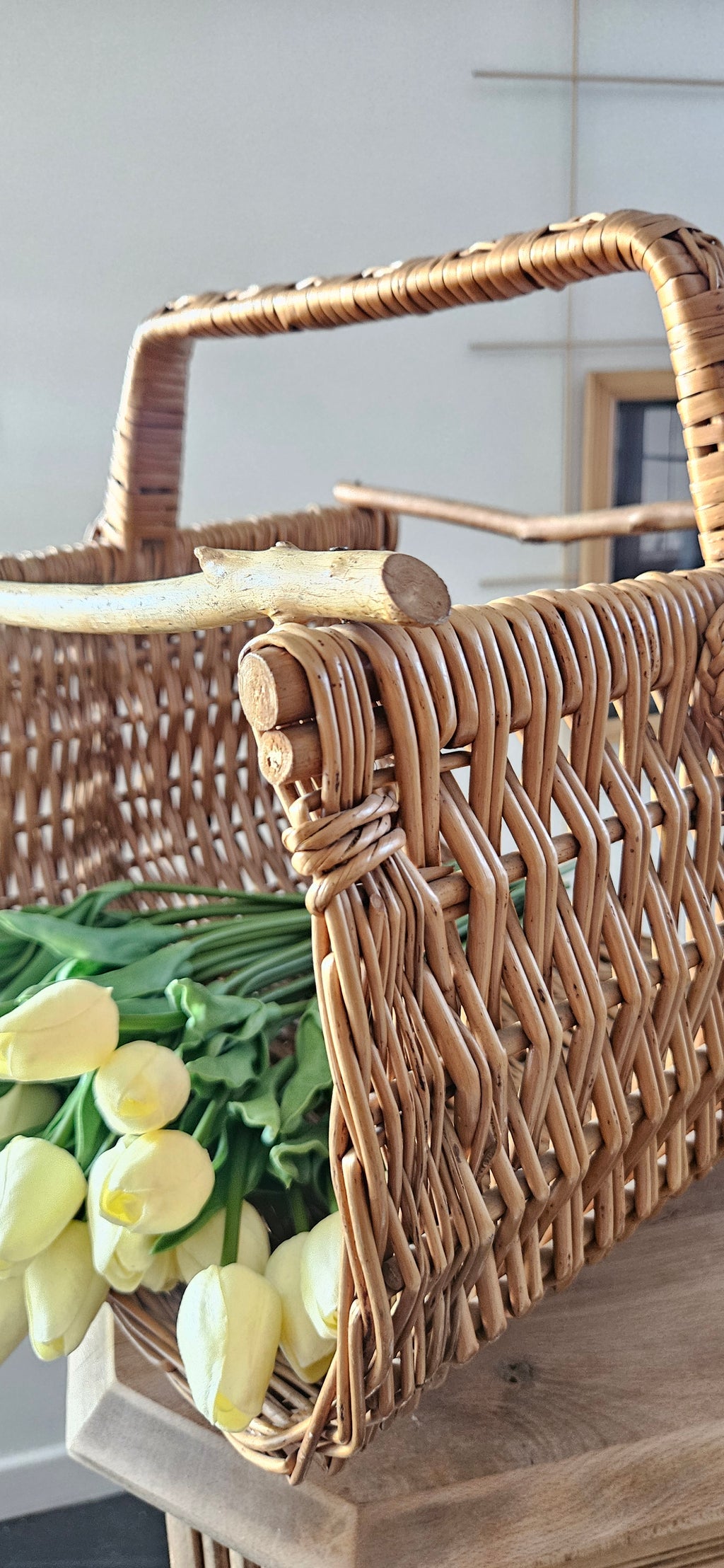 Grand panier à bûches vintage en osier tressé