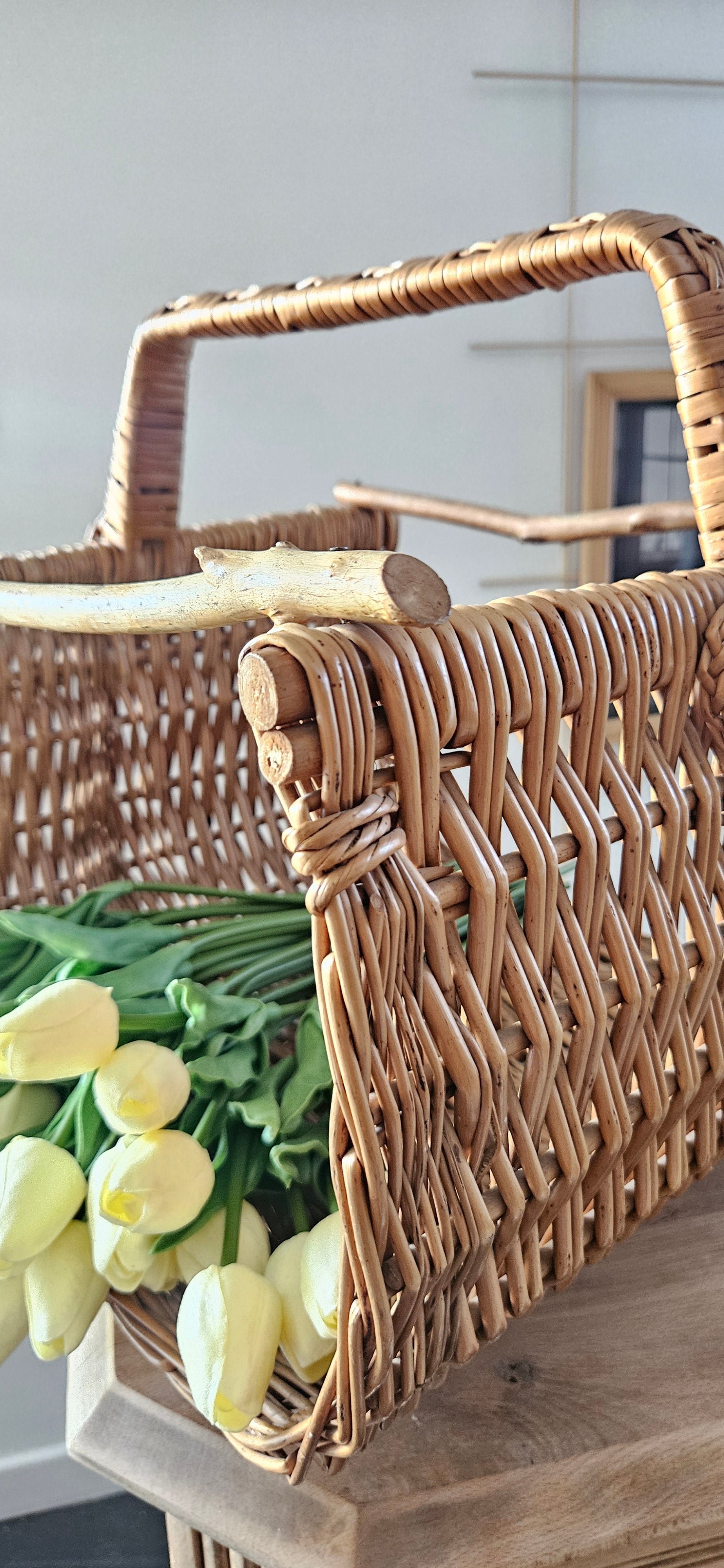 Grand panier à bûches vintage en osier tressé
