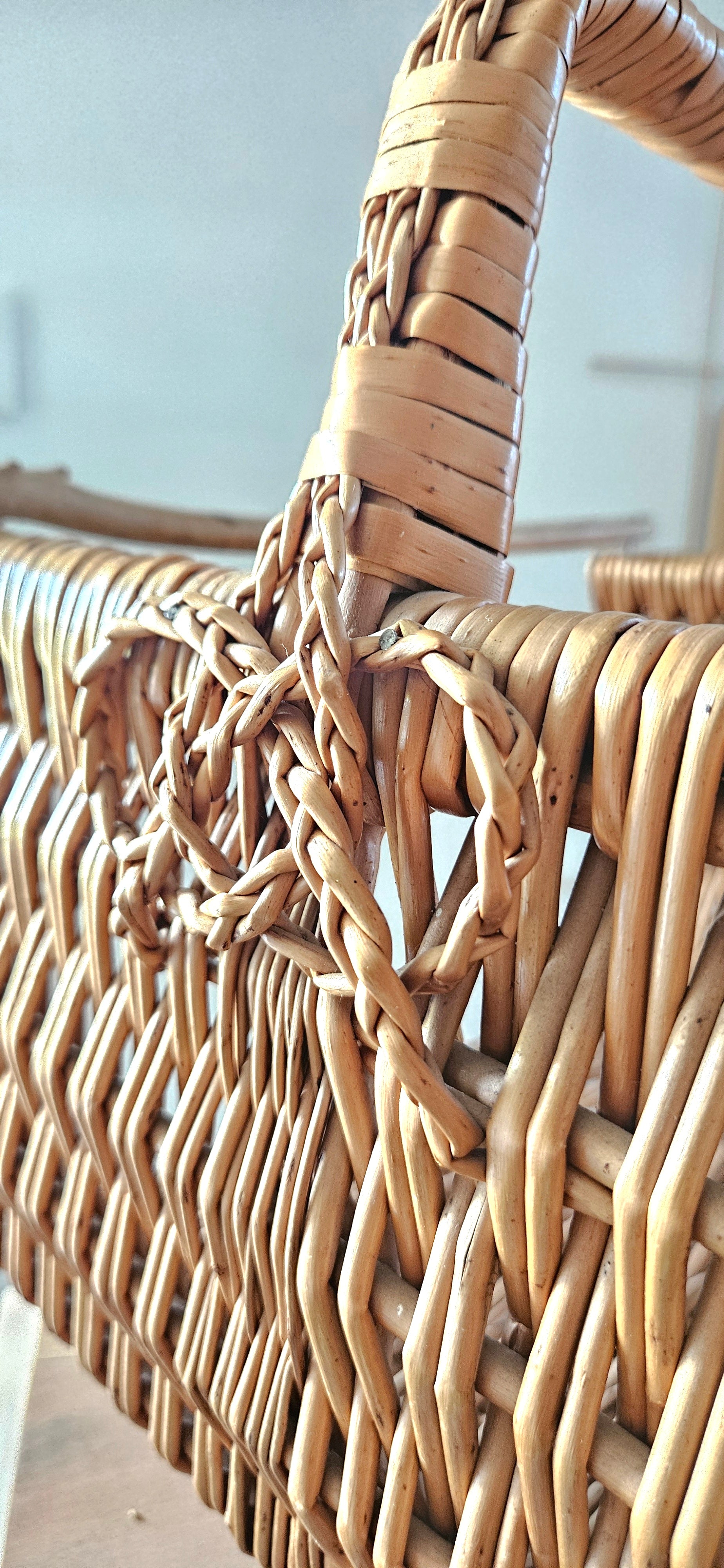 Grand panier à bûches vintage en osier tressé