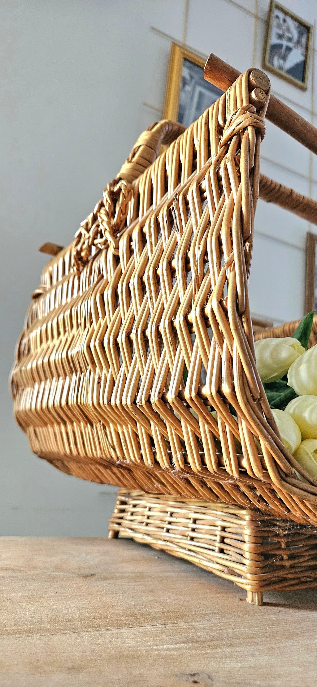 Grand panier à bûches vintage en osier tressé