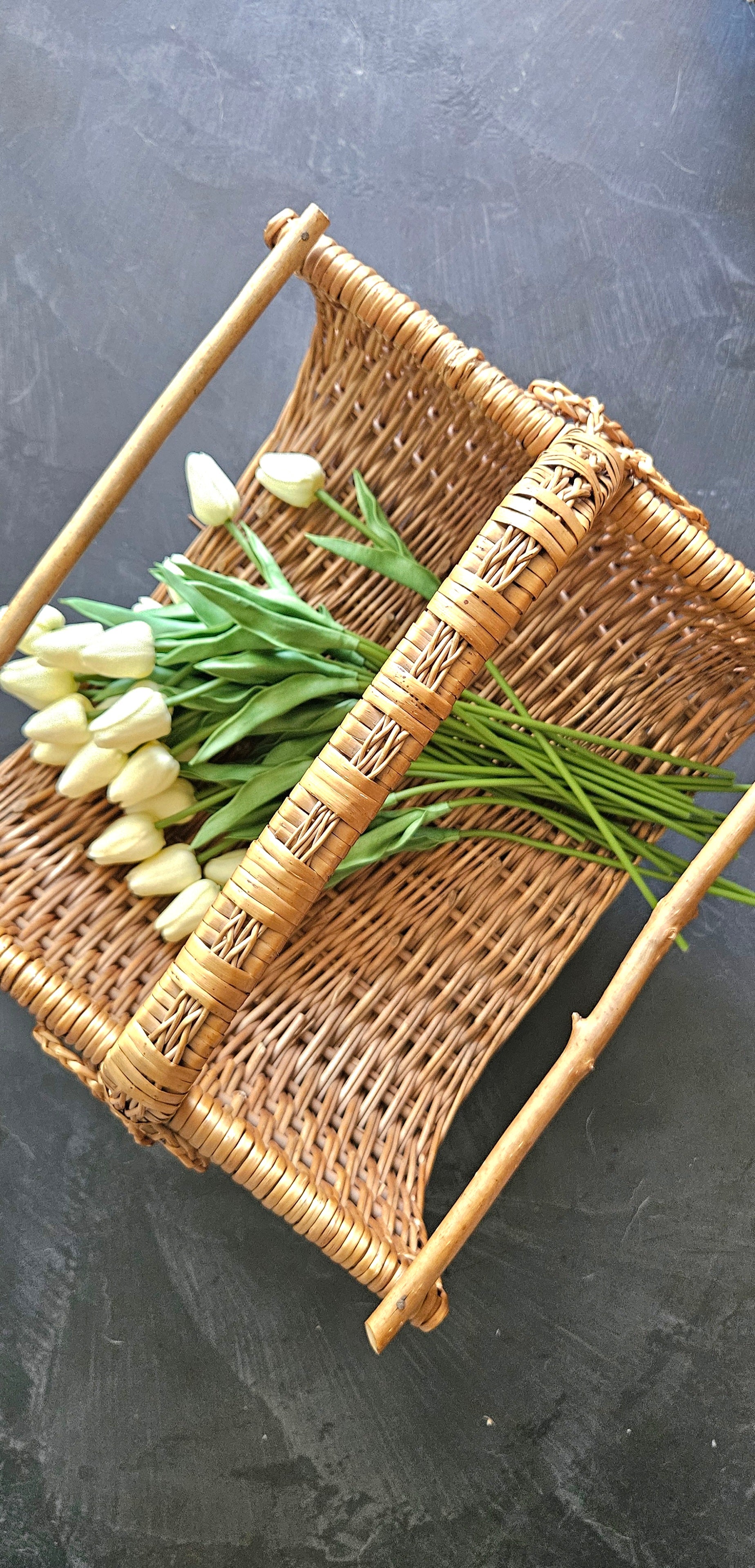 Grand panier à bûches vintage en osier tressé