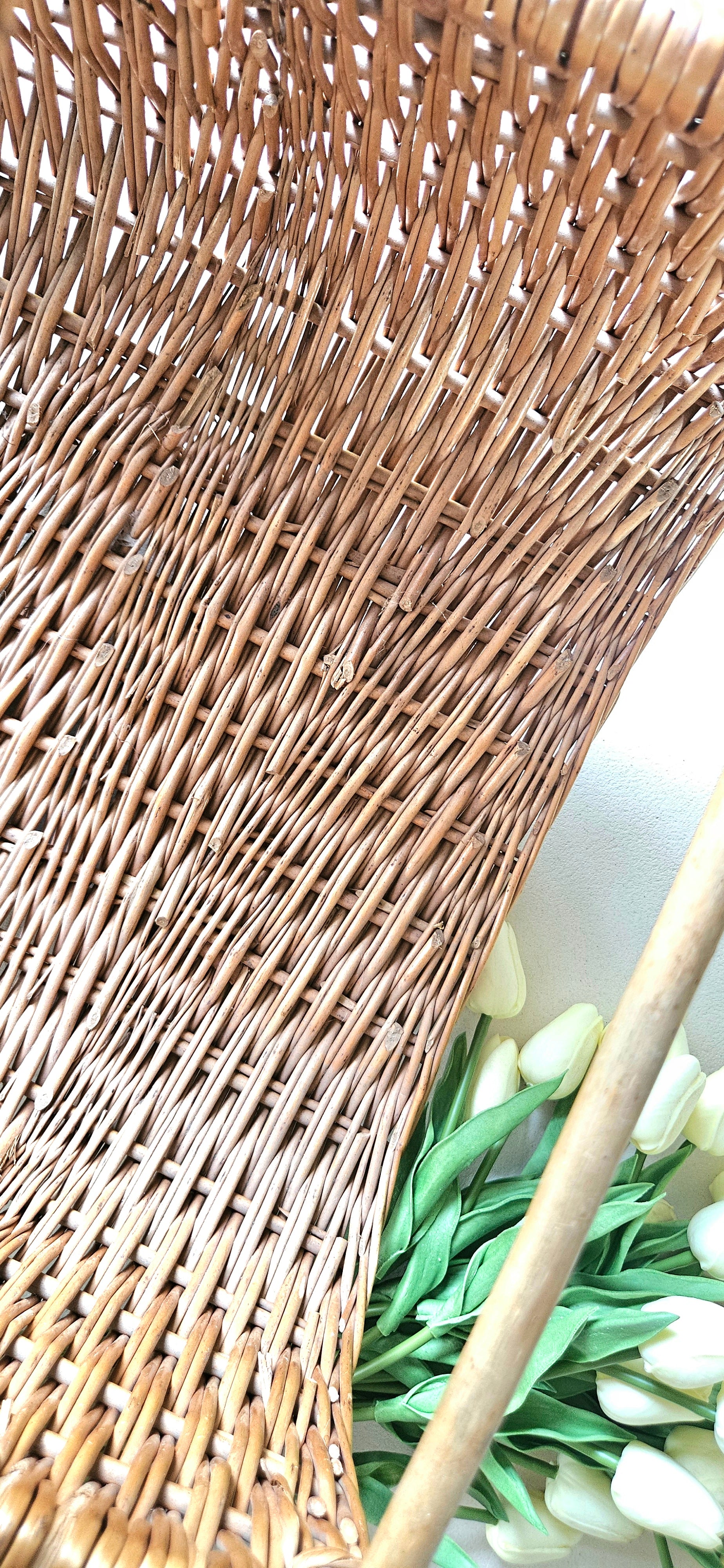 Grand panier à bûches vintage en osier tressé