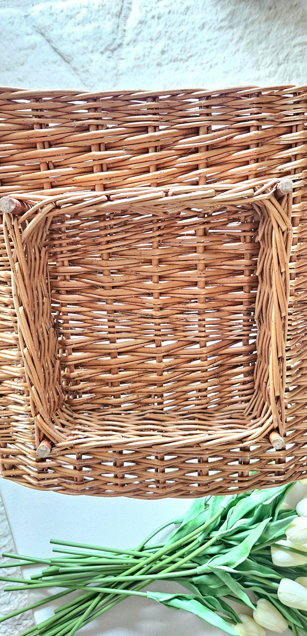Grand panier à bûches vintage en osier tressé