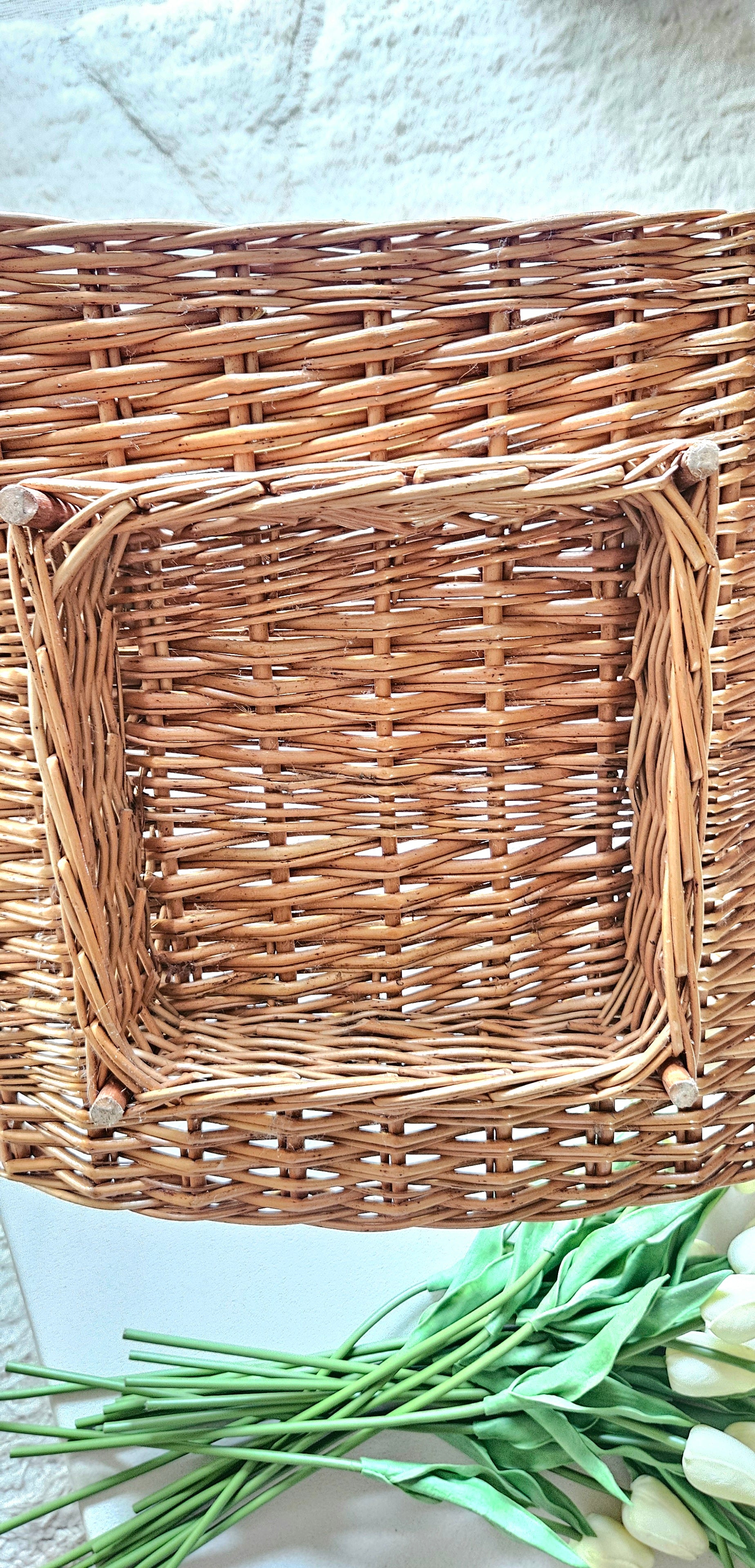 Grand panier à bûches vintage en osier tressé