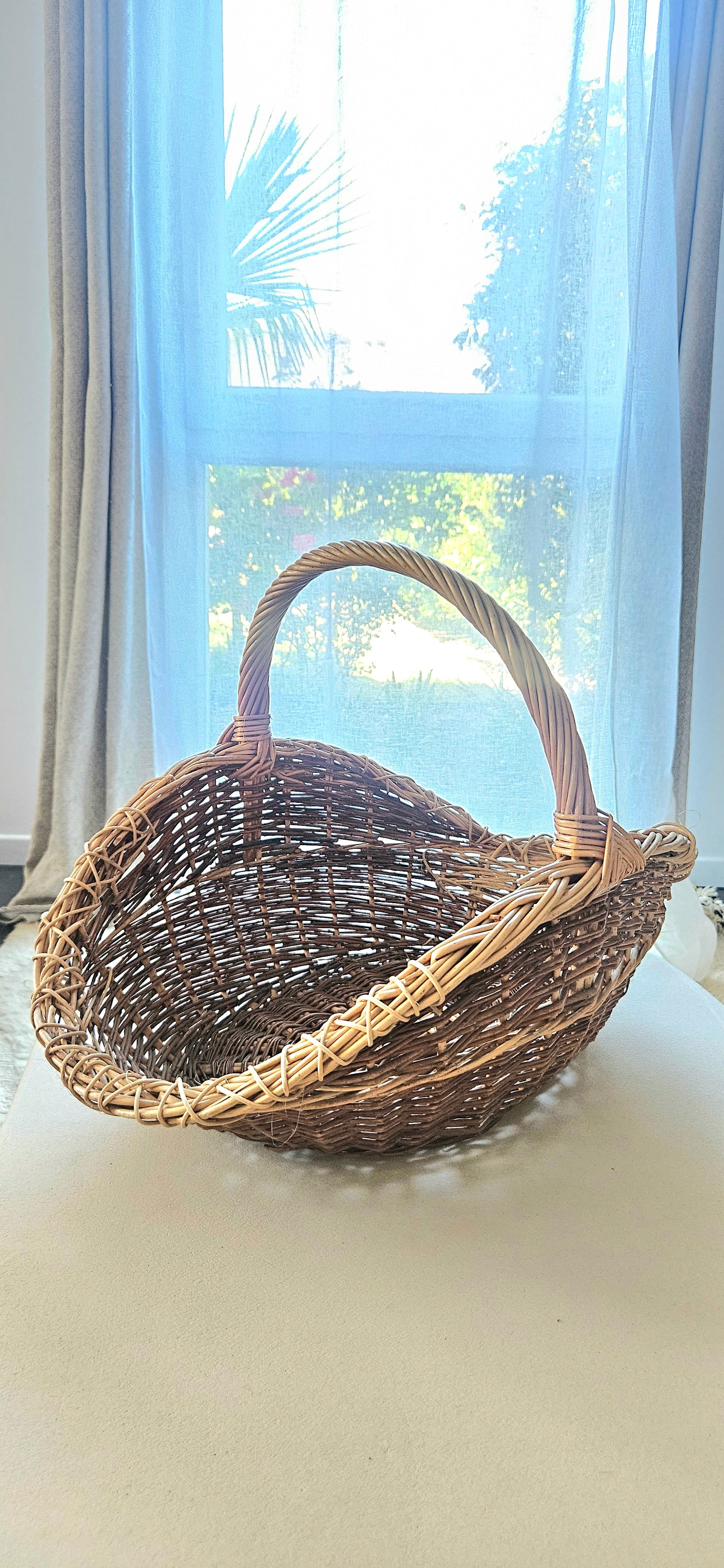 Grand panier vintage en osier tressé
